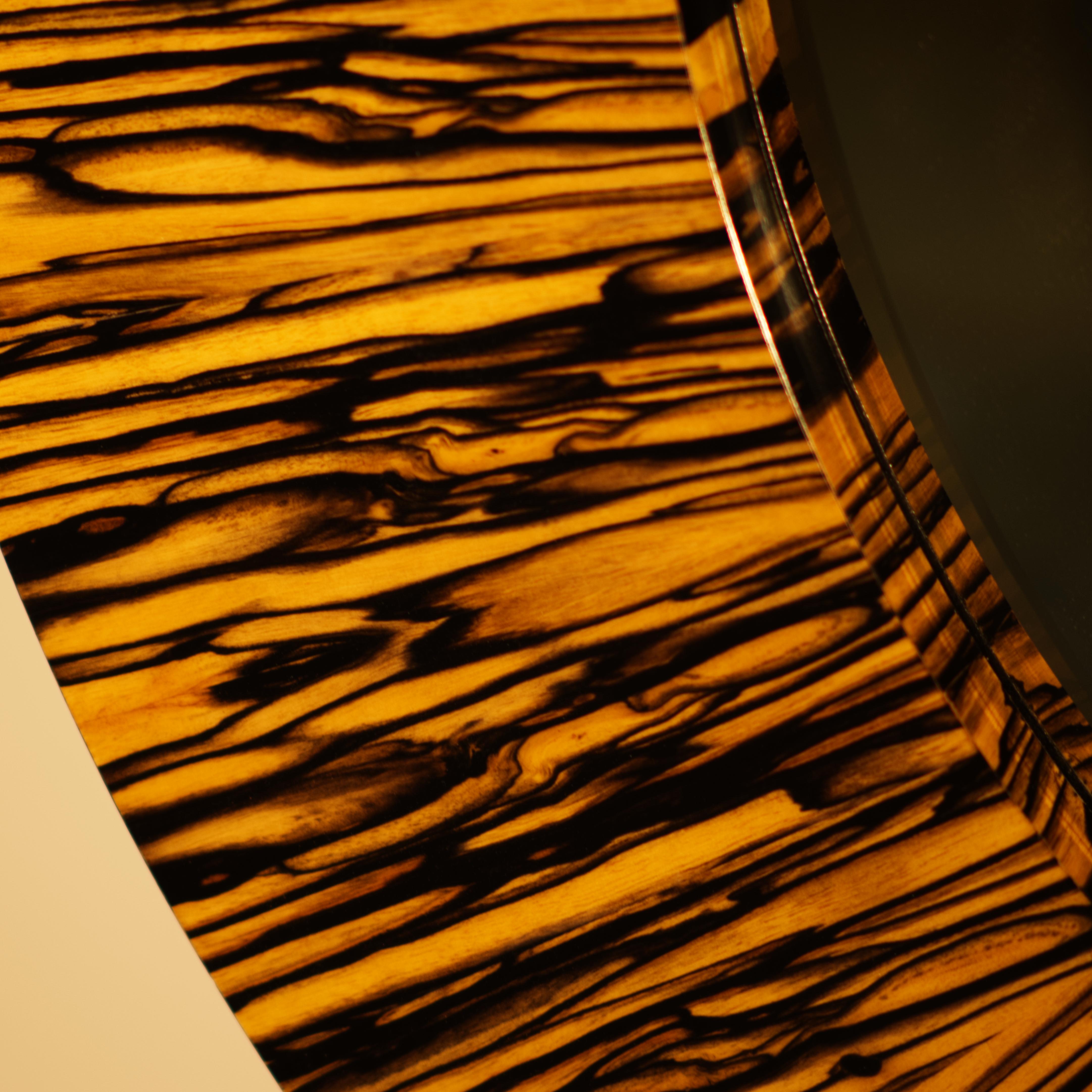 Modernist Serie Breiter Rahmen Spiegel in Royal Weiß Ebenholz im Zustand „Neu“ im Angebot in Clifton Springs, NY