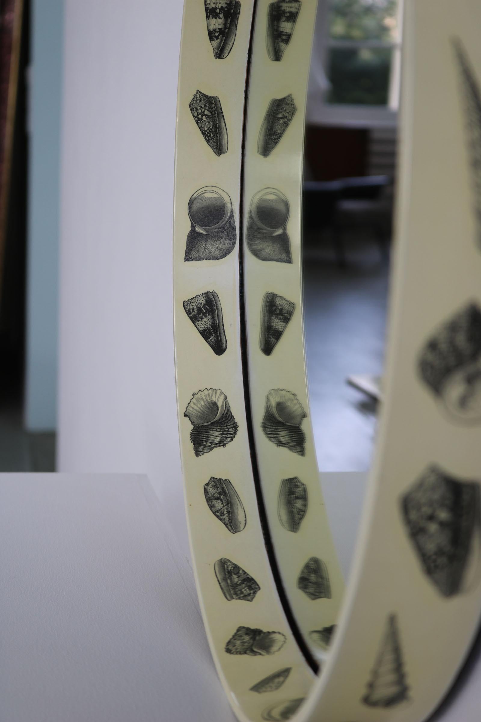 Miroir circulaire à la manière de Fornasetti, d'Italie 1950. en vente 1