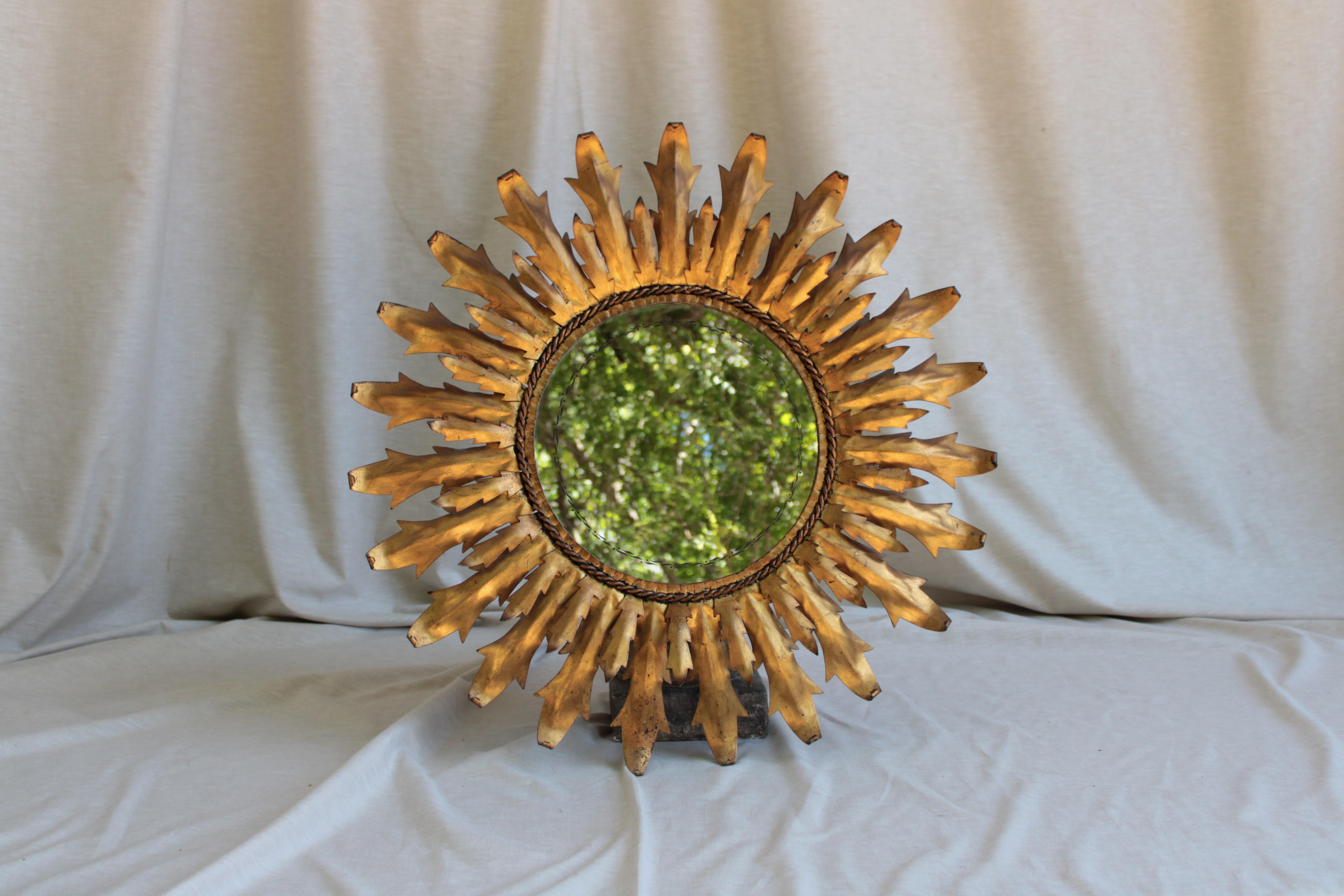 Européen Miroir circulaire « Soleil » en métal doré, Espagne, siècle. XX c. 1980 en vente
