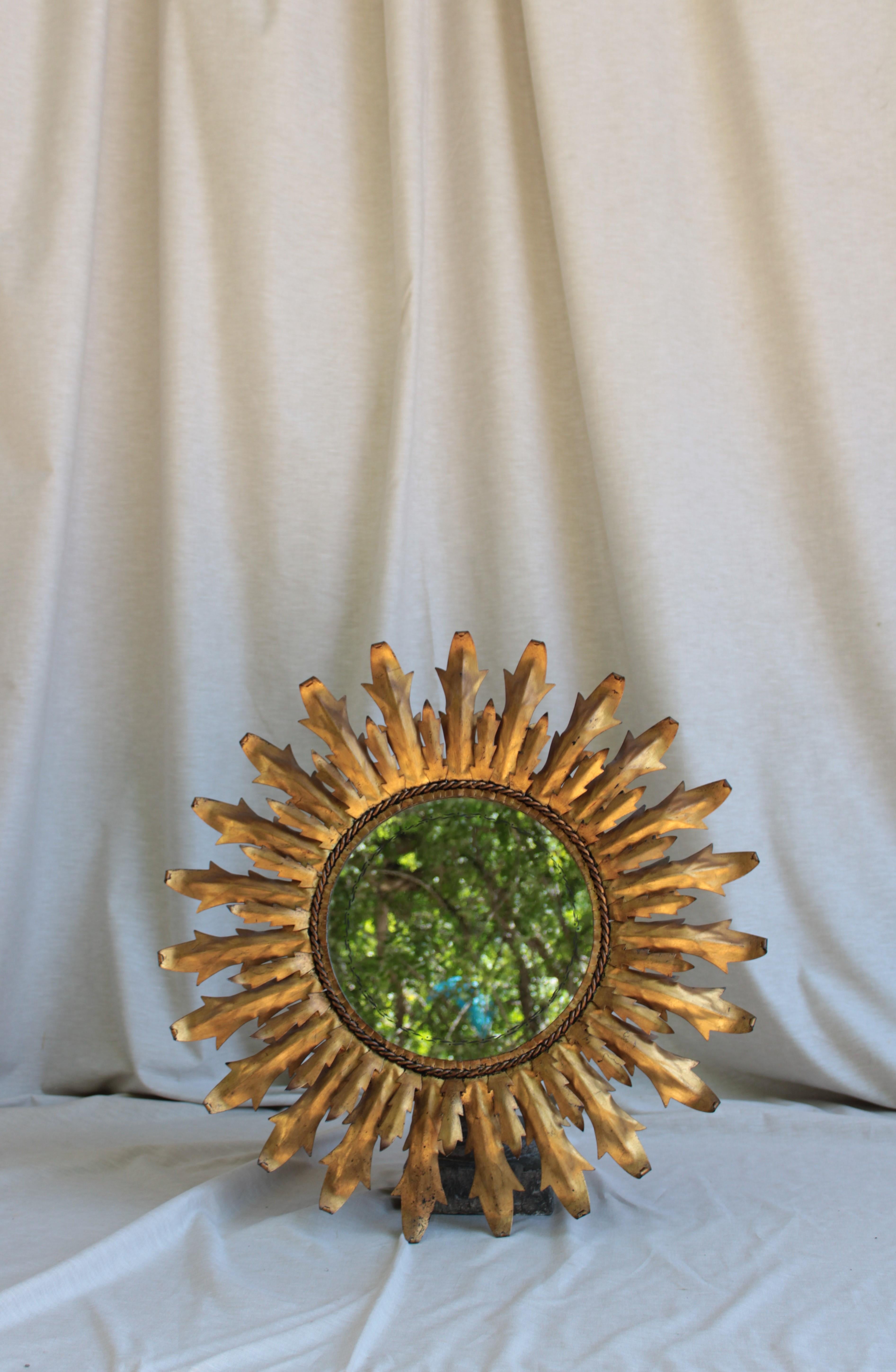 Miroir circulaire « Soleil » en métal doré, Espagne, siècle. XX c. 1980 Excellent état - En vente à Lisboa, PT