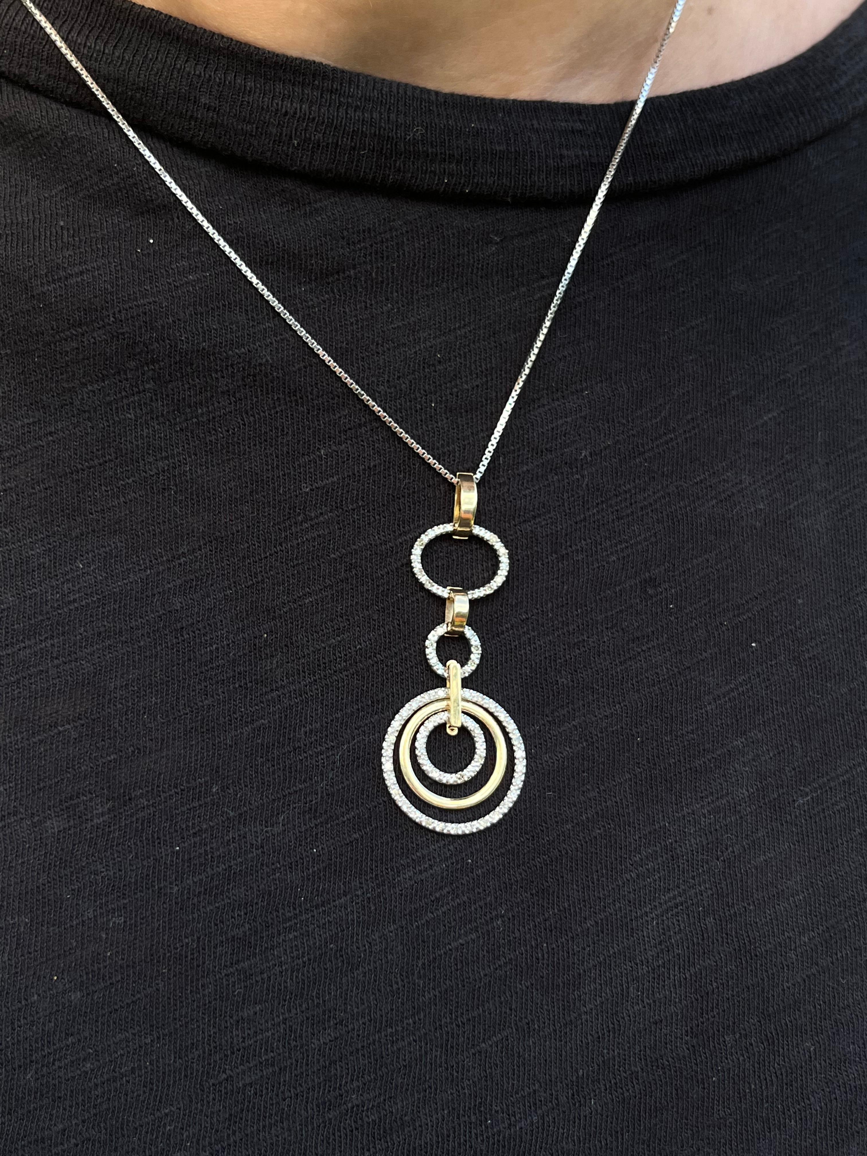 Moderne Collier pendentif circulaire à plusieurs anneaux et diamants en or massif 10 carats en vente