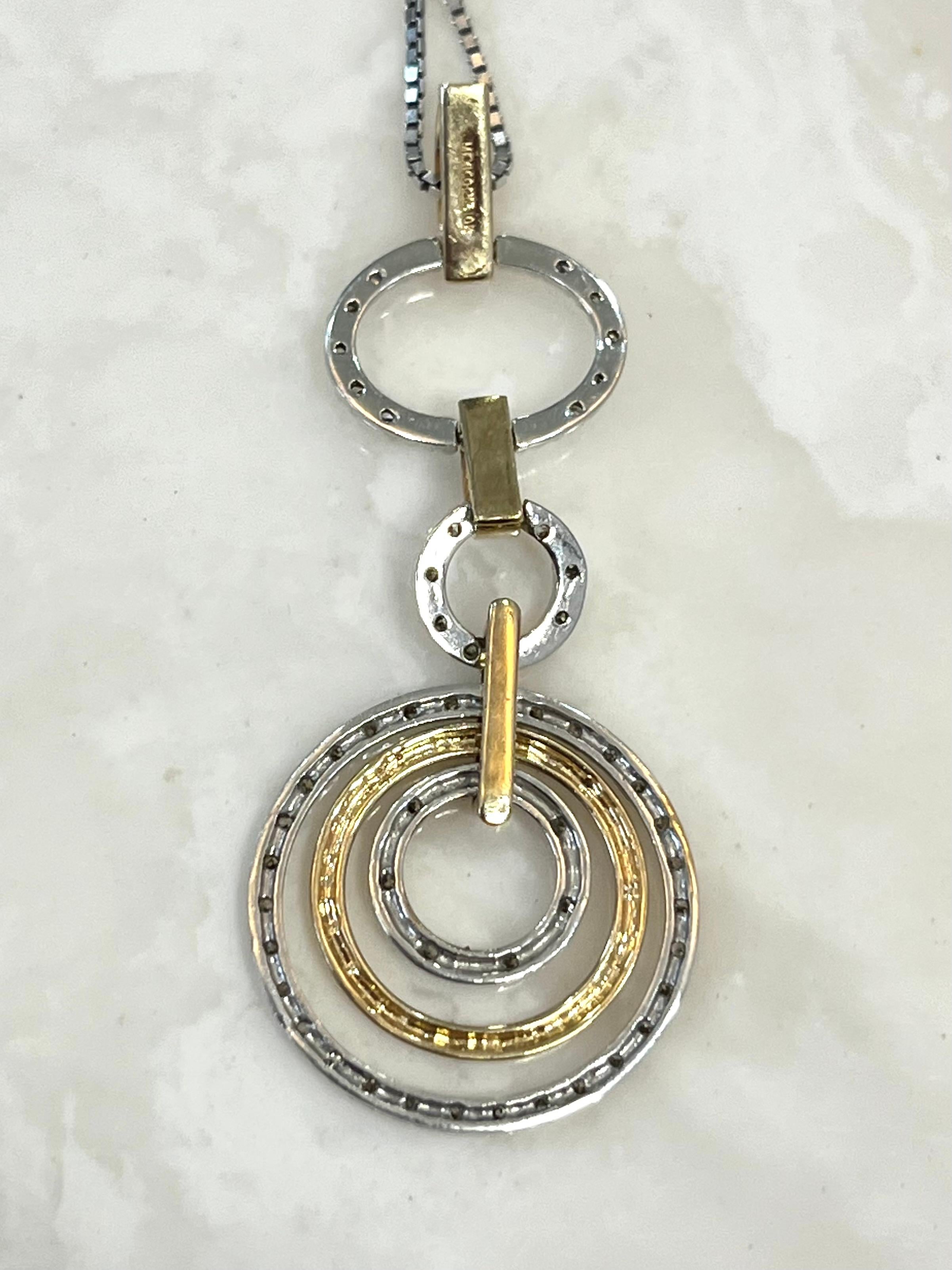Collier pendentif circulaire à plusieurs anneaux et diamants en or massif 10 carats Neuf - En vente à Miami, FL