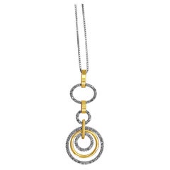 Collier pendentif circulaire à plusieurs anneaux et diamants en or massif 10 carats