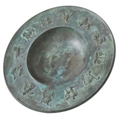 Placa circular de bronce de estilo neoclásico, década de 1940.