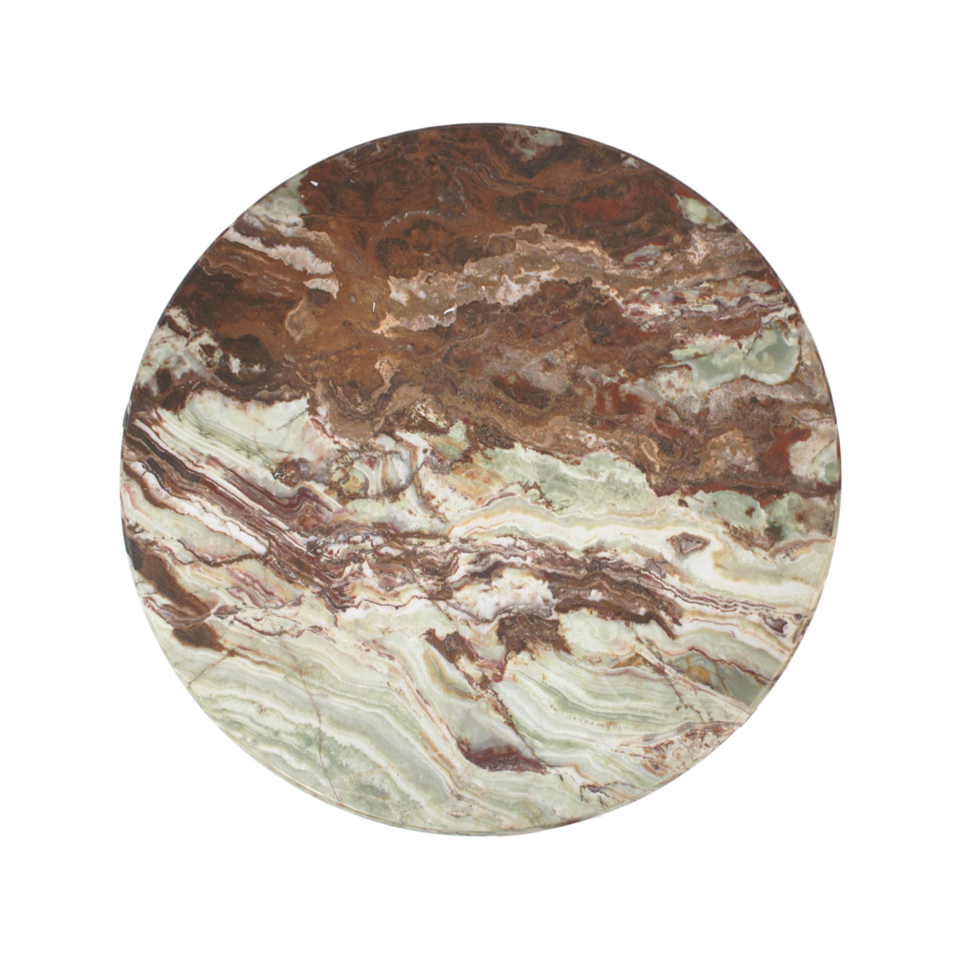 Eleganter runder Couchtisch mit einem eleganten Flachstahlgestell und einer polierten Onyxplatte. Dieses in Italien gefertigte Stück kombiniert luxuriösen Naturstein mit minimalistischen Metallarbeiten und bietet einen raffinierten Blickpunkt für