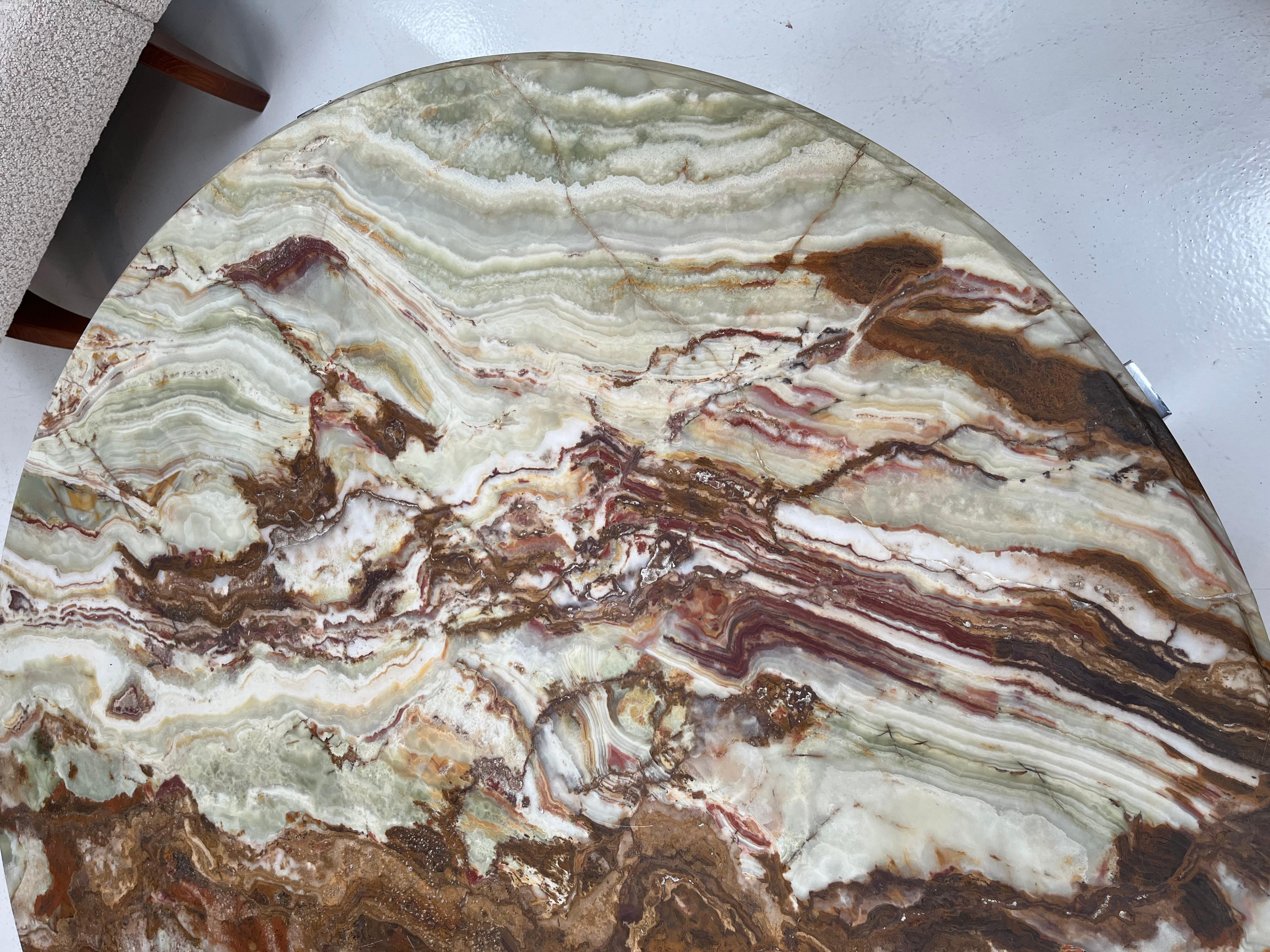 Table basse circulaire en onyx avec structure en acier, Italie en vente 2