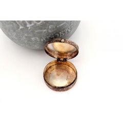 Circular pearl pill box with cabochon in the center