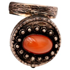 Pastillero circular de perlas con cabujón en el centro