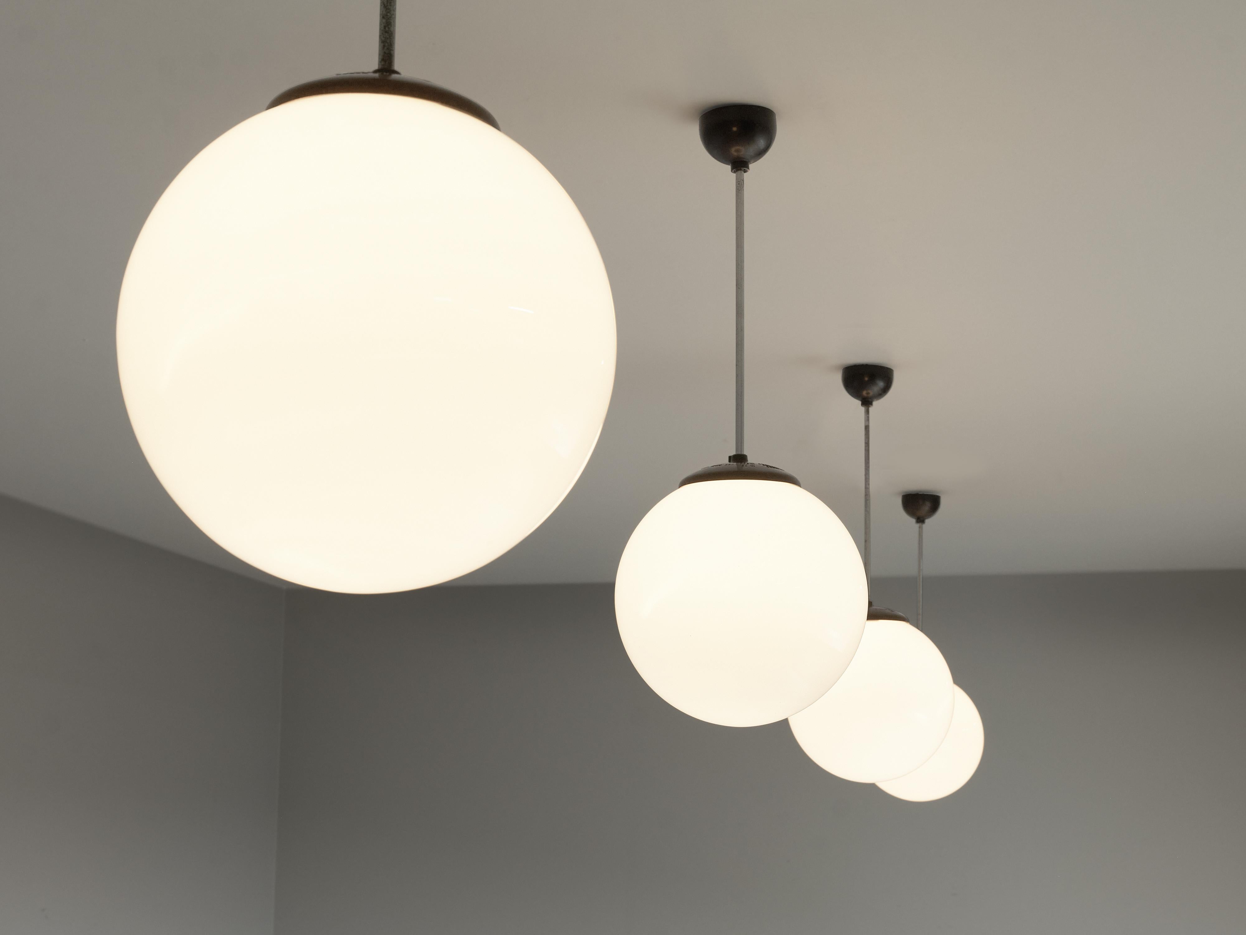 Mid-Century Modern Lampes à suspension circulaires en verre opaque blanc en vente