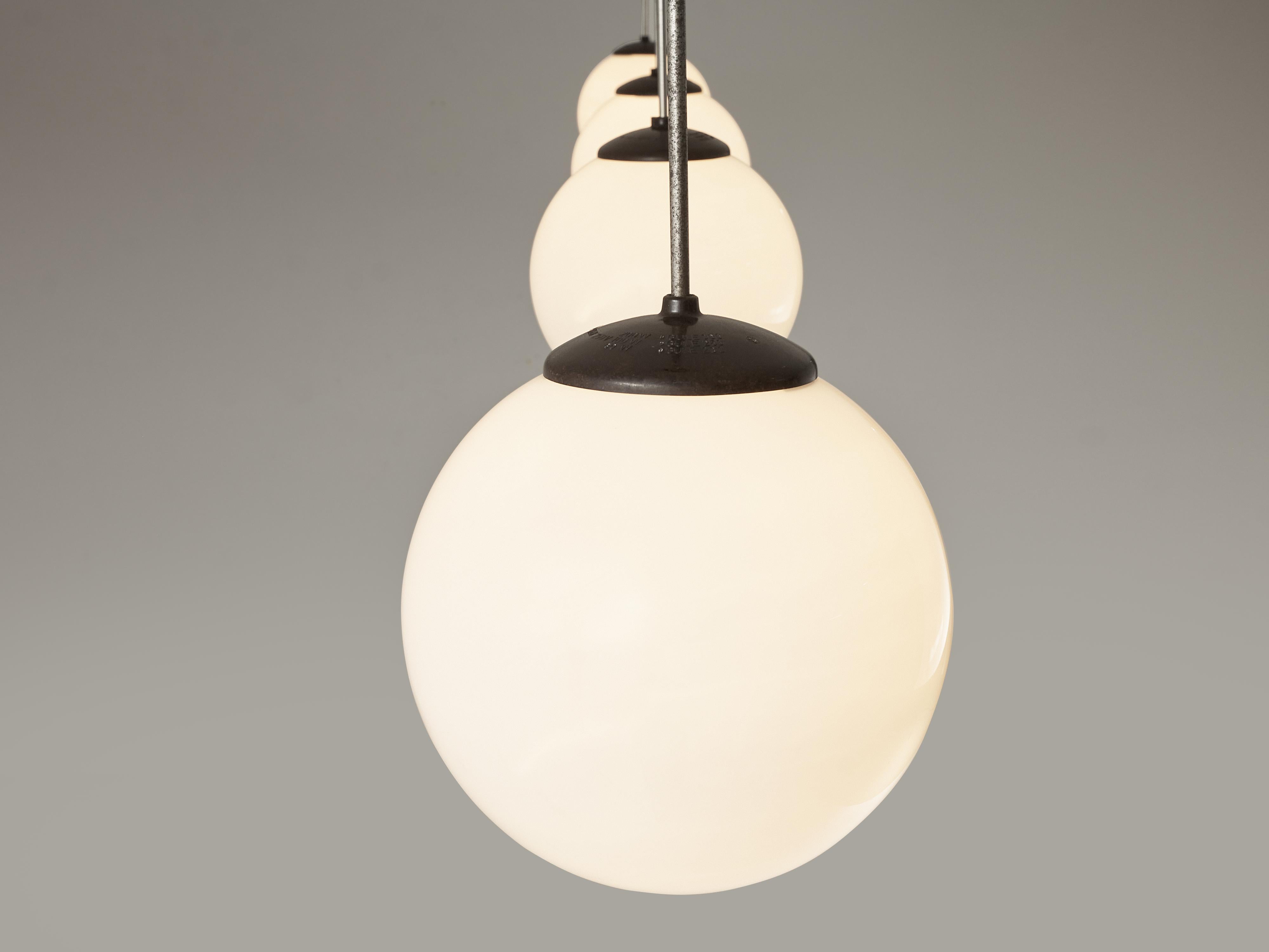 Lampes à suspension circulaires en verre opaque blanc Bon état - En vente à Waalwijk, NL