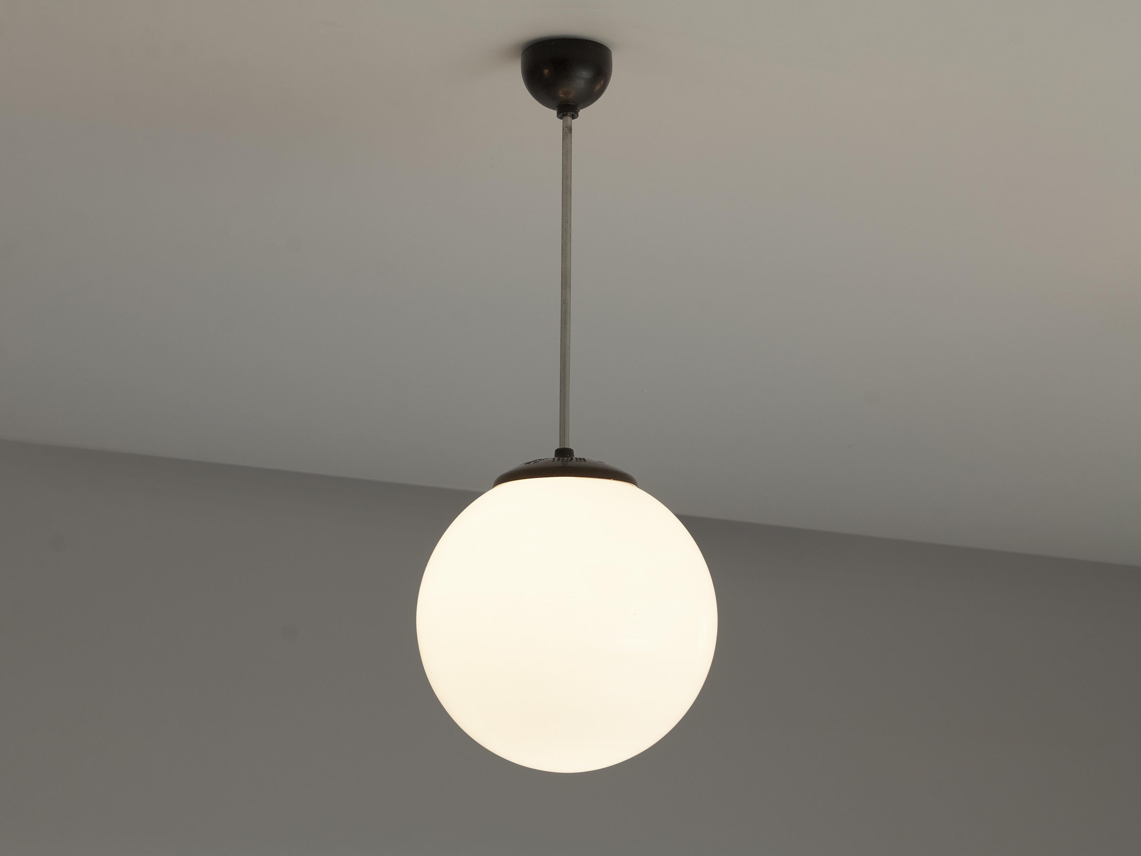 Fin du 20e siècle Lampes à suspension circulaires en verre opaque blanc en vente