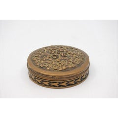 Portapillole circolare con motivi vegetali incisi