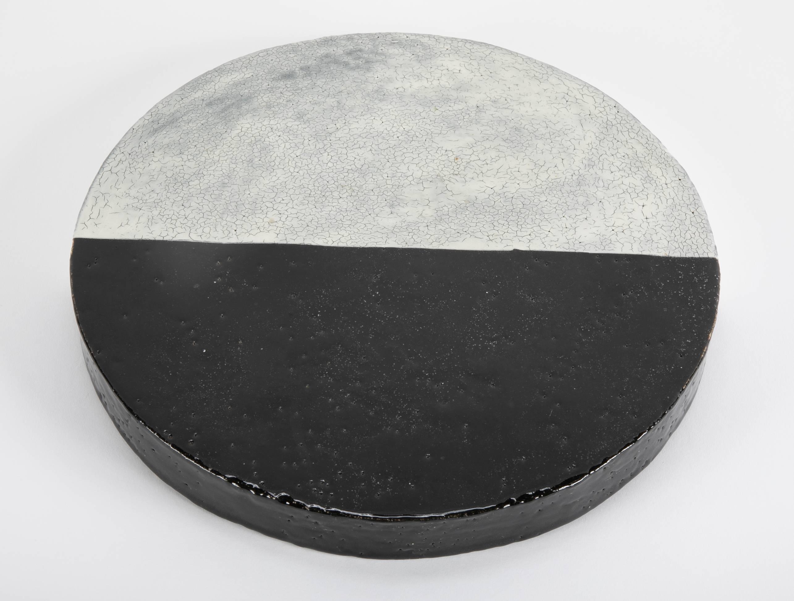 Eine kreisförmige schwarz-weiße Platte/Wandbehang von Jun Kaneko. Signiert und datiert 