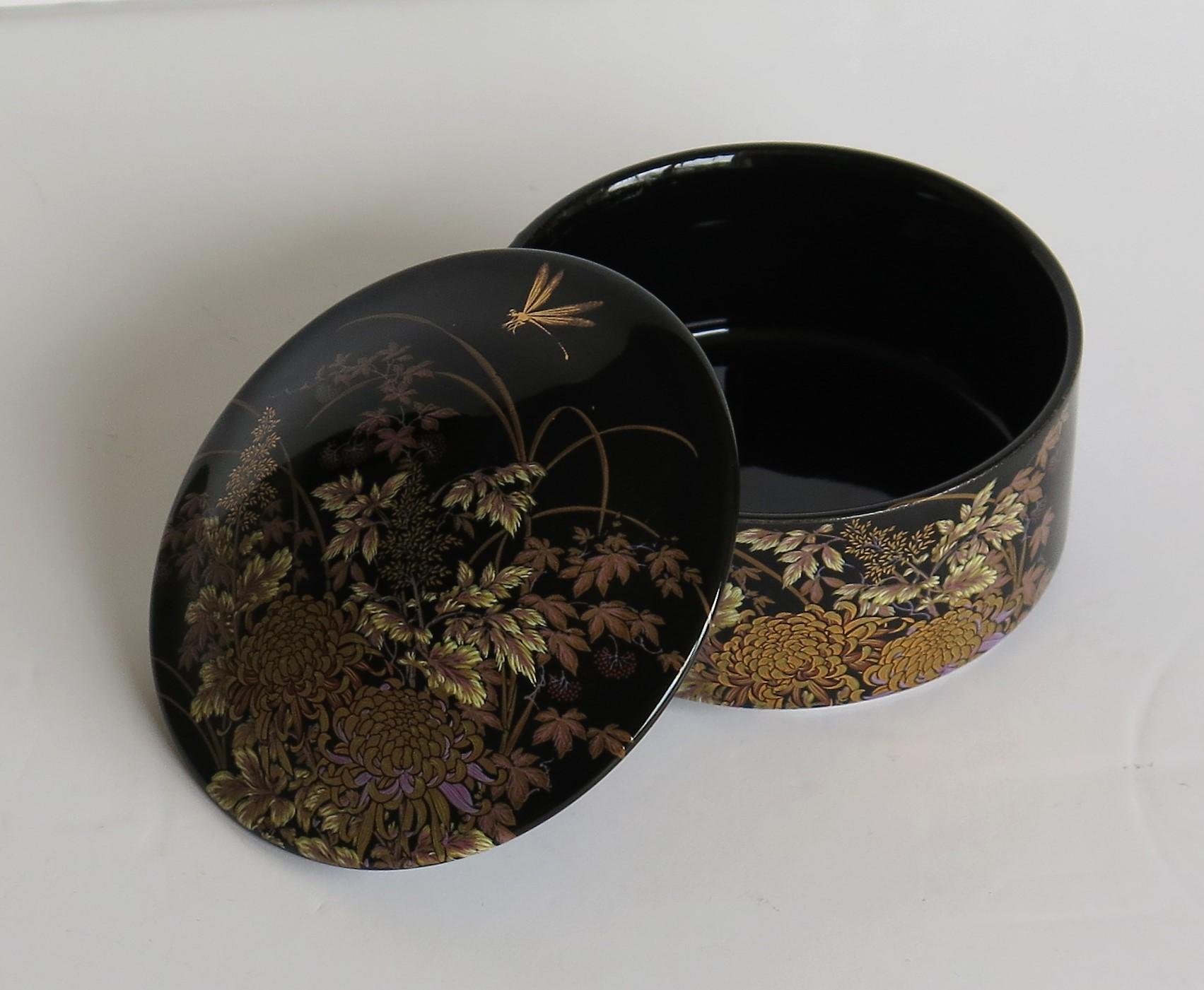 Circular Porcelain Lidded Box by Shibata Japan, circa 1970 In Good Condition In Lincoln, Lincolnshire