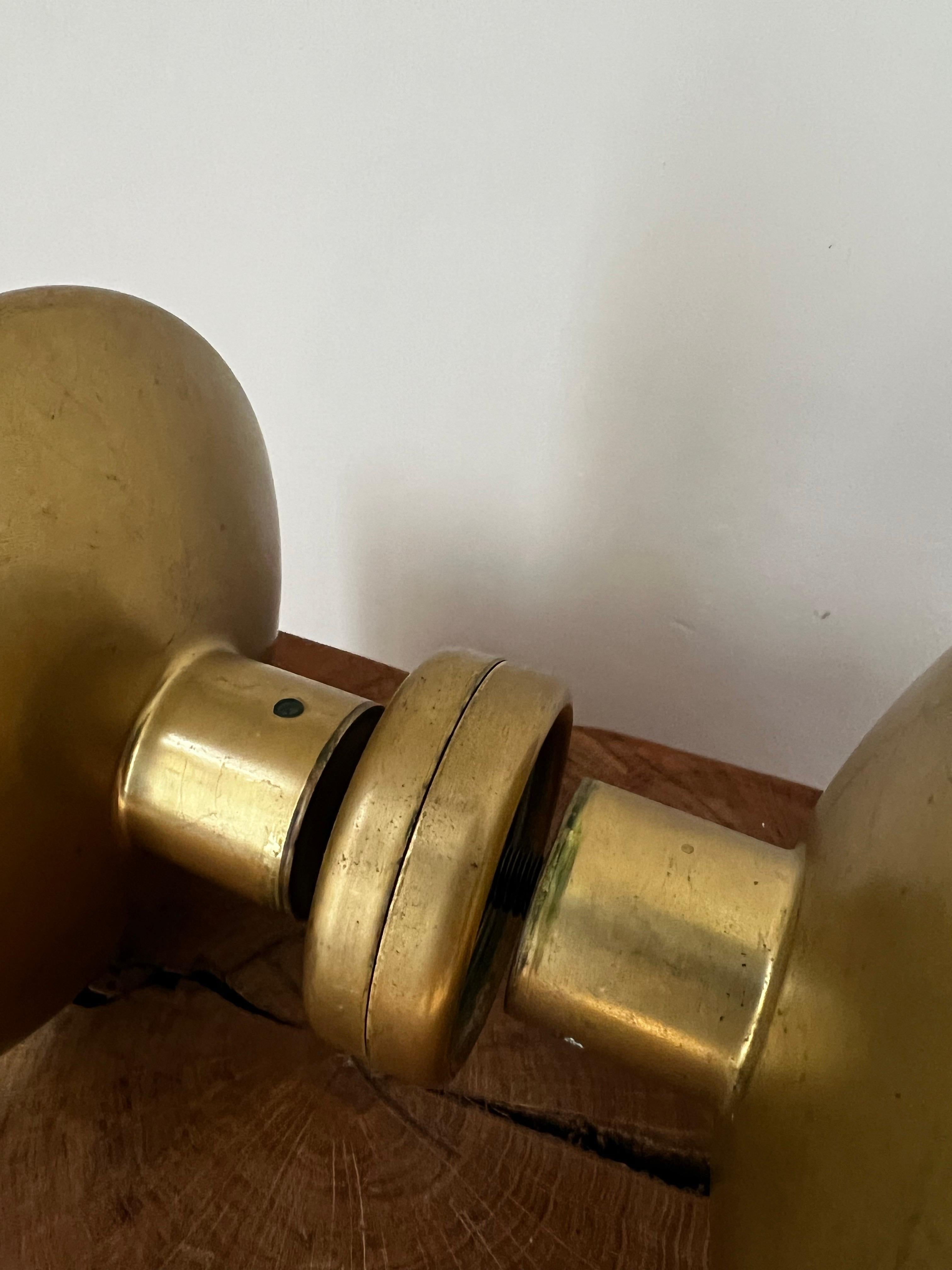 Maniglia circolare a pressione in ottone, metà del XX secolo, Inghilterra in vendita 6