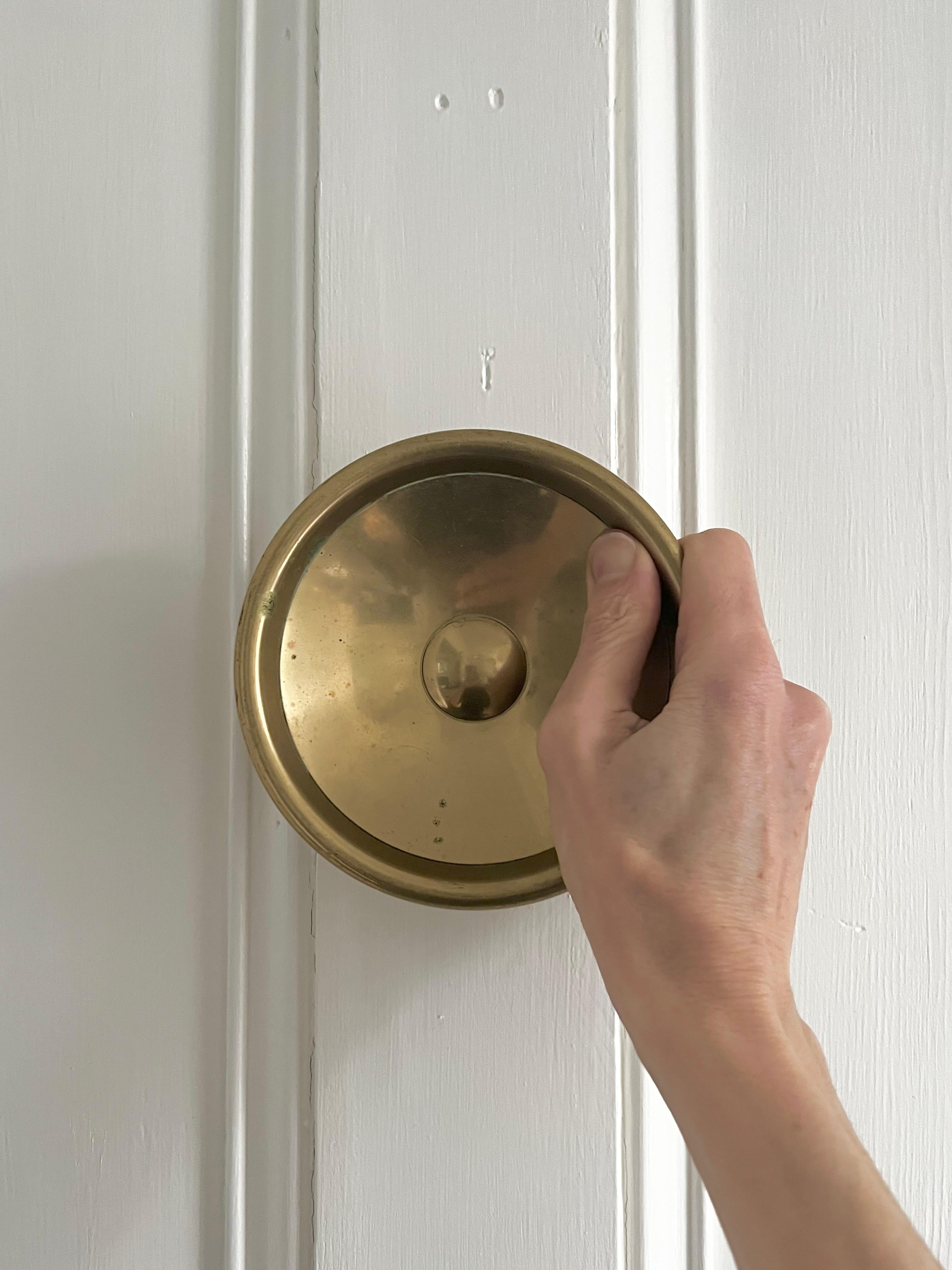 Mid-Century moderno Maniglia circolare a pressione in ottone, metà del XX secolo, Inghilterra in vendita