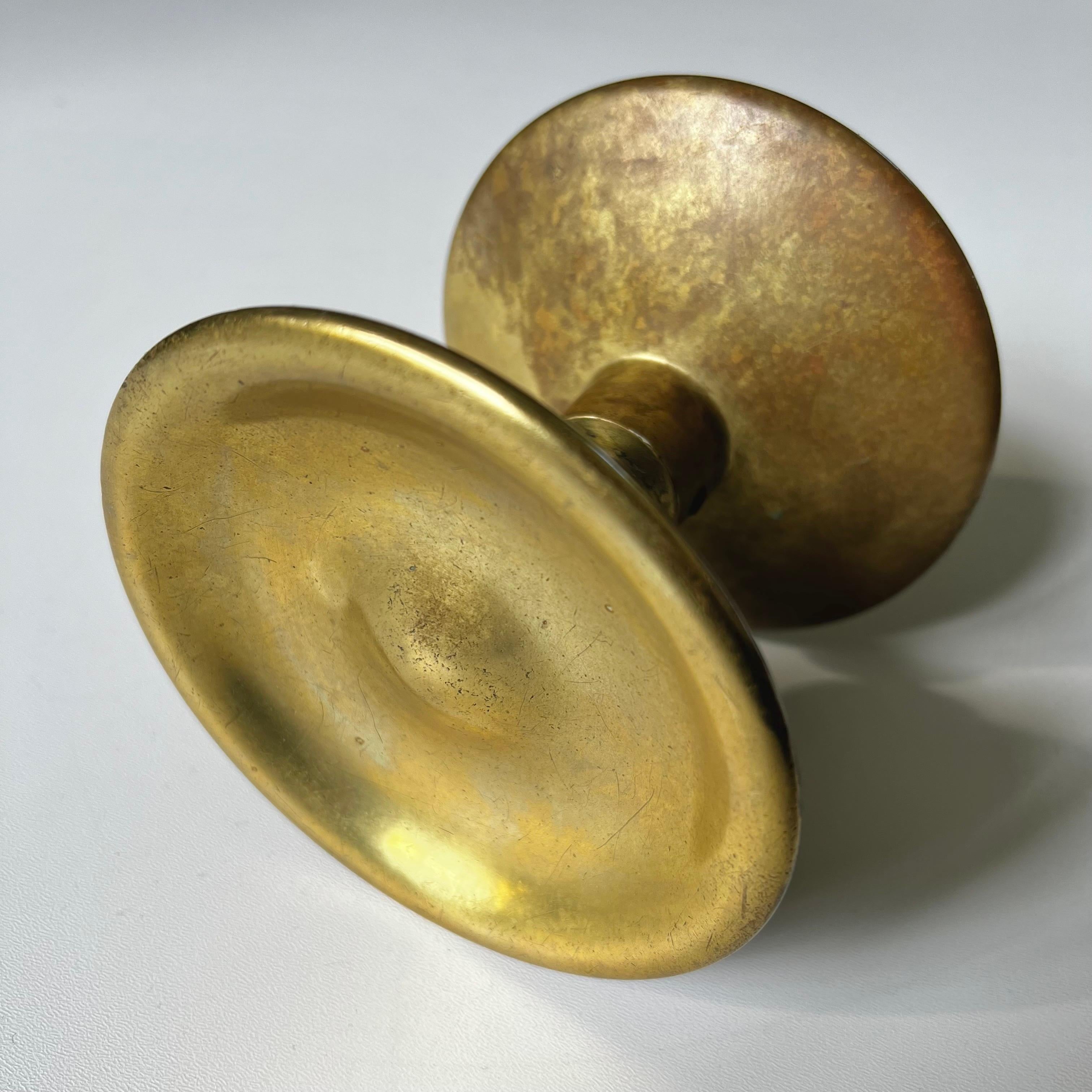 Circular push-pull door handle in bronze, early to mid-20th century, France.

A very simple elegant handle, made up of two separate round pieces; each side slightly contoured. The components are in good vintage condition with age-appropriate signs