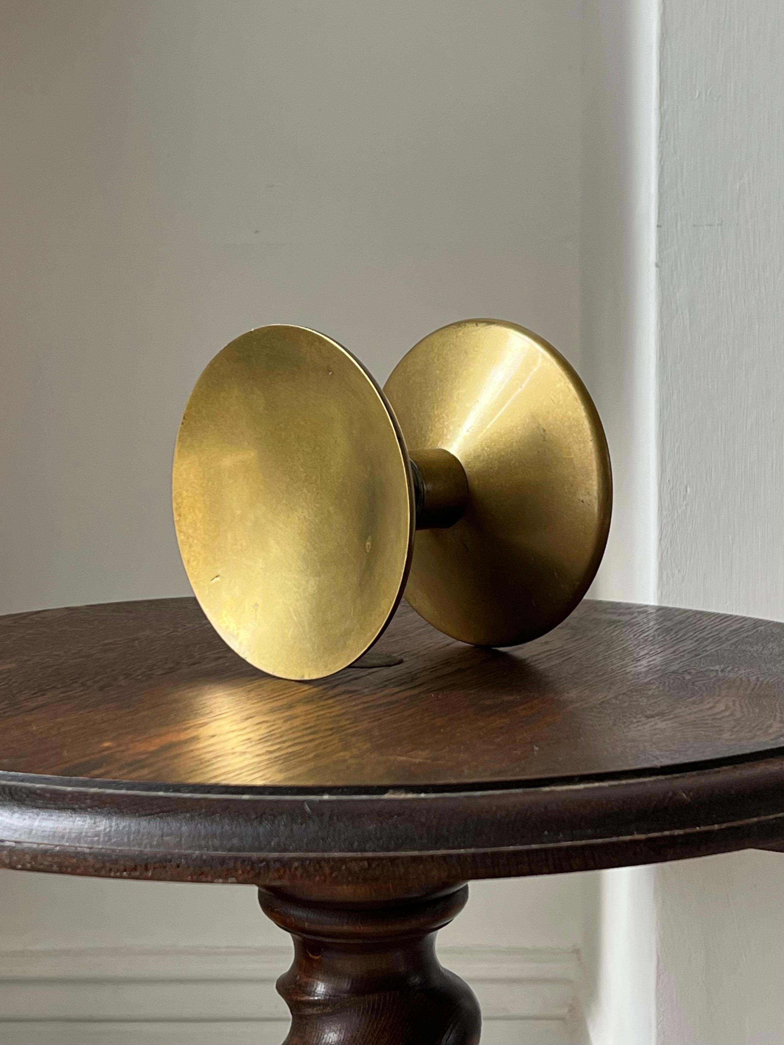 Maniglia circolare a pressione in bronzo (o ottone), metà del XX secolo, Francia.

Un manico molto semplice ed elegante, composto da due pezzi separati - ogni lato con un piatto leggermente concavo e un gambo largo. I componenti sono in discrete