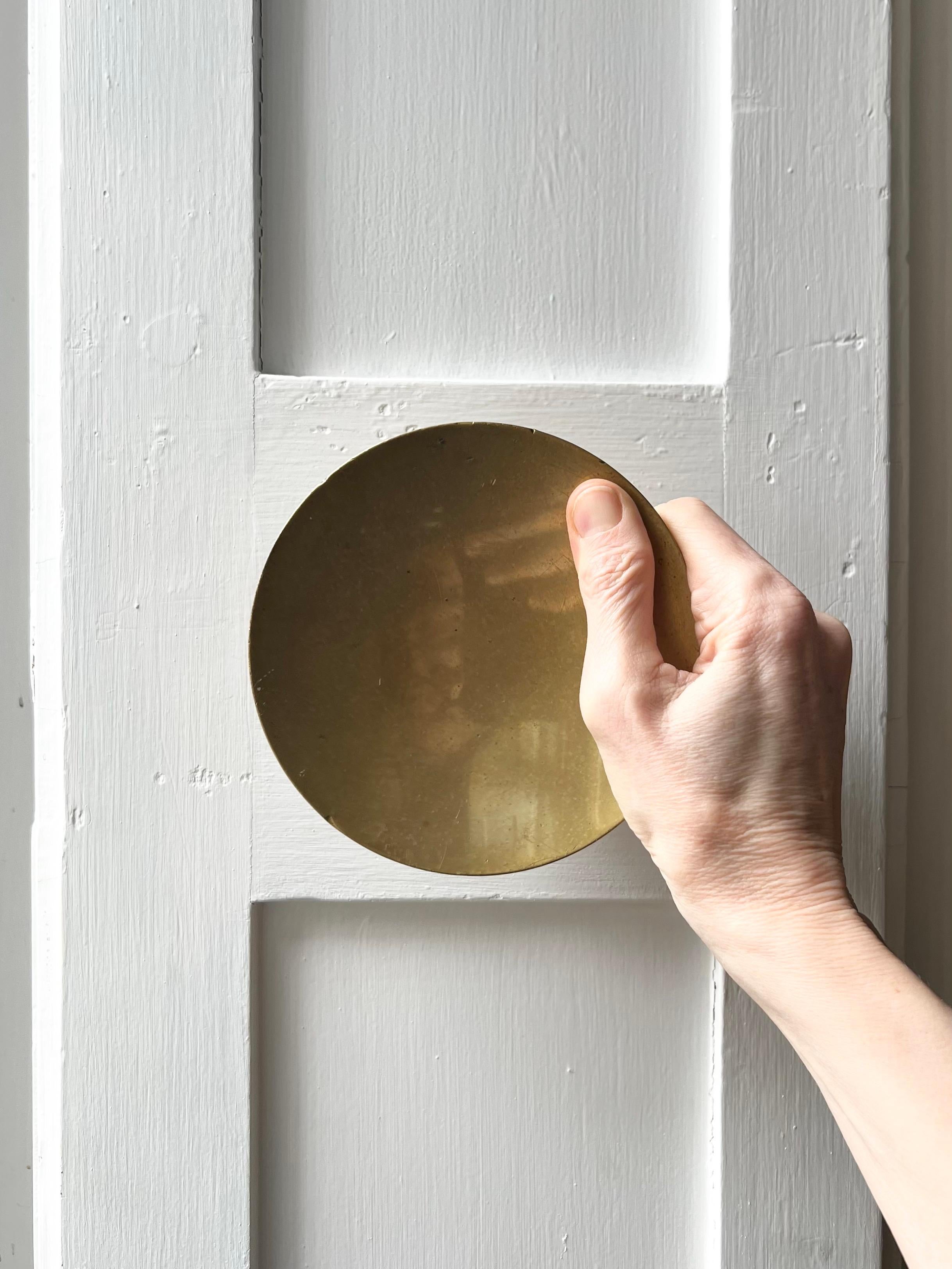 Mid-Century moderno Maniglia circolare a pressione in bronzo, metà del XX secolo, Francia in vendita