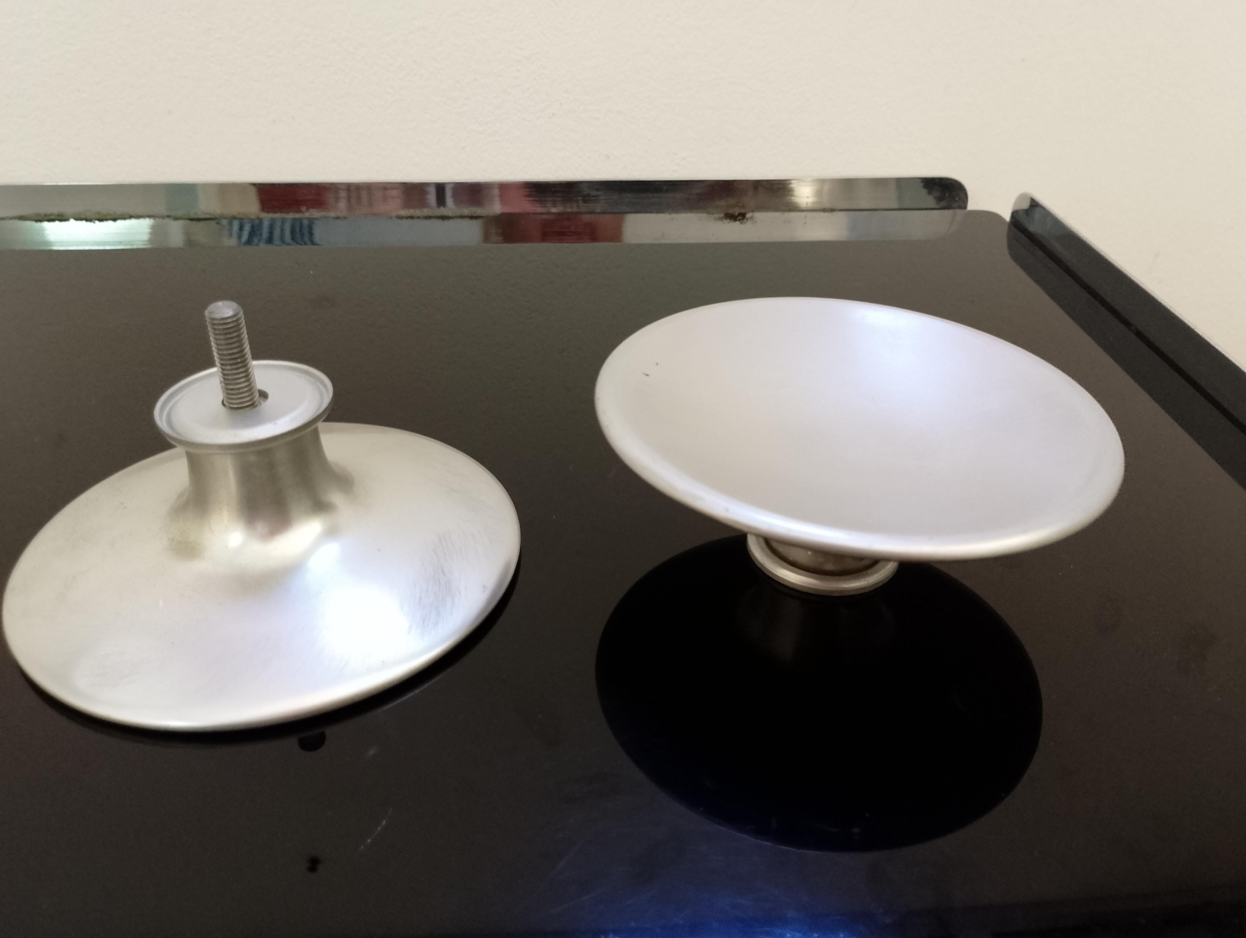 Maniglia circolare in bronzo (o ottone), metà del XX secolo, Italia.

Un manico molto semplice ed elegante, composto da due pezzi separati - ogni lato con un piatto leggermente concavo e un gambo largo. I componenti sono in discrete condizioni