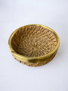 Cesta redonda de ratán y latón, Italia, hacia 1970