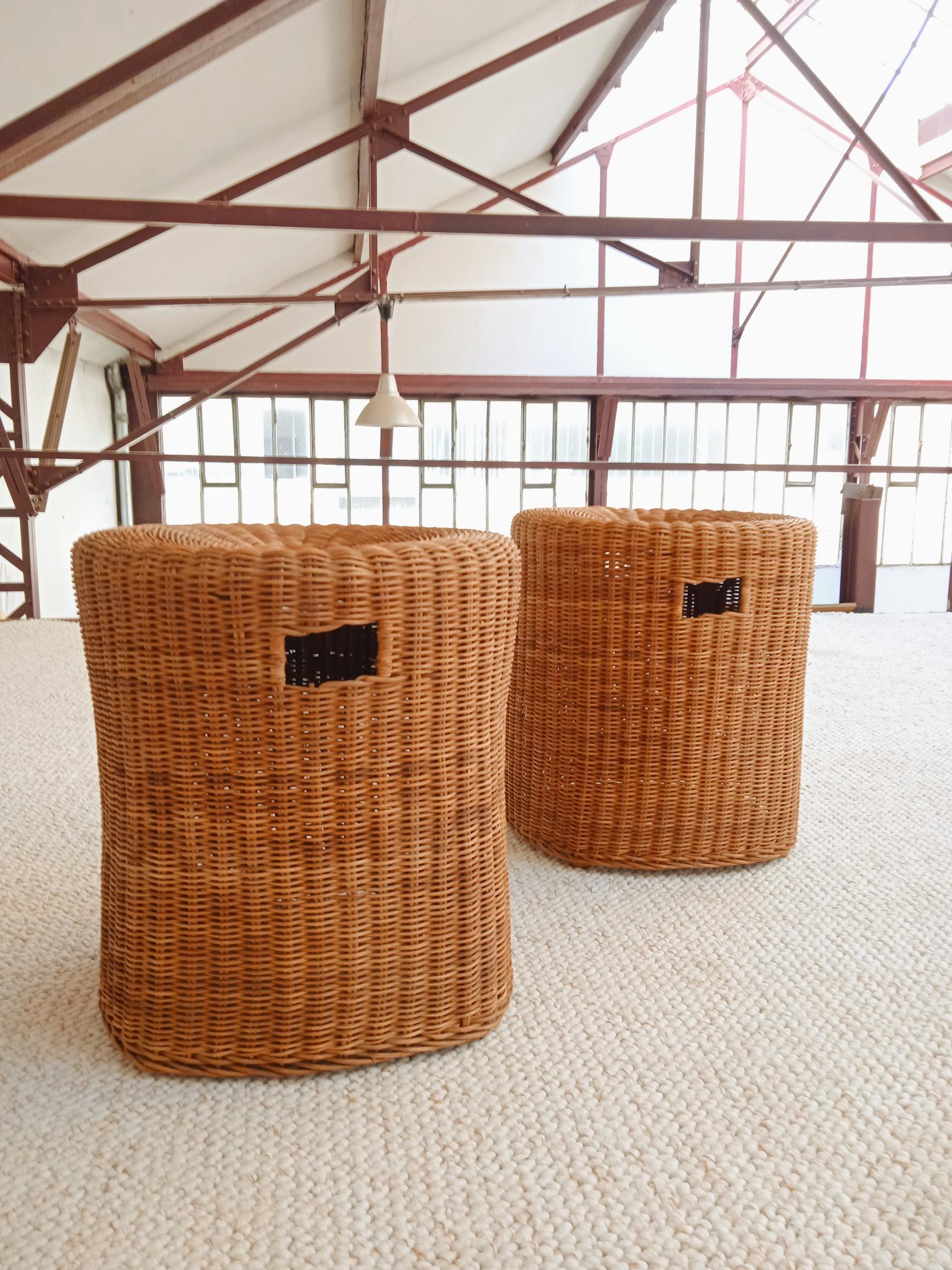 Very nice rattan set consisting of a circular table with a glass top and mushroom foot and 2 stools. A beautiful vintage table, elegant, stable and comfortable for 4 people.