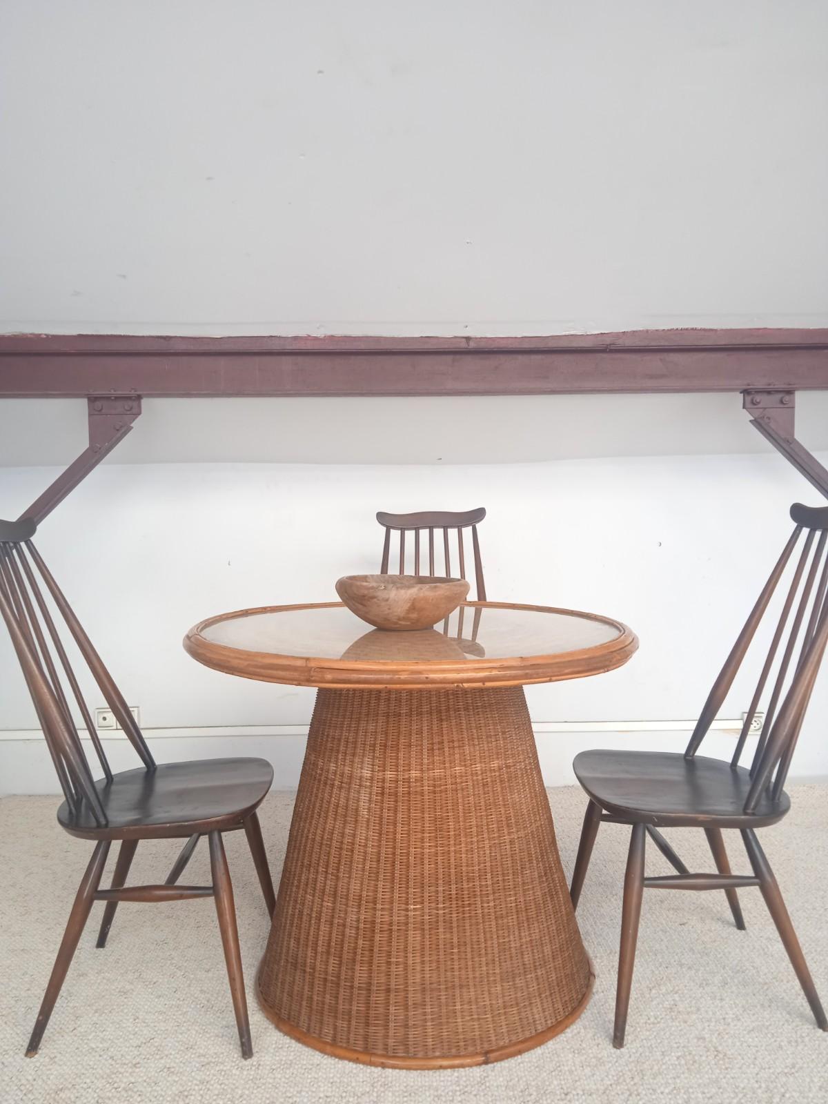 Circular Rattan Table Model Mushroom and Its 2 Stools, 70s In Good Condition In Paris, FR