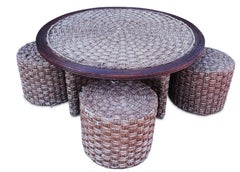 Table circulaire en bois et corde et trois tabourets à la manière de Christian Astuguevieille