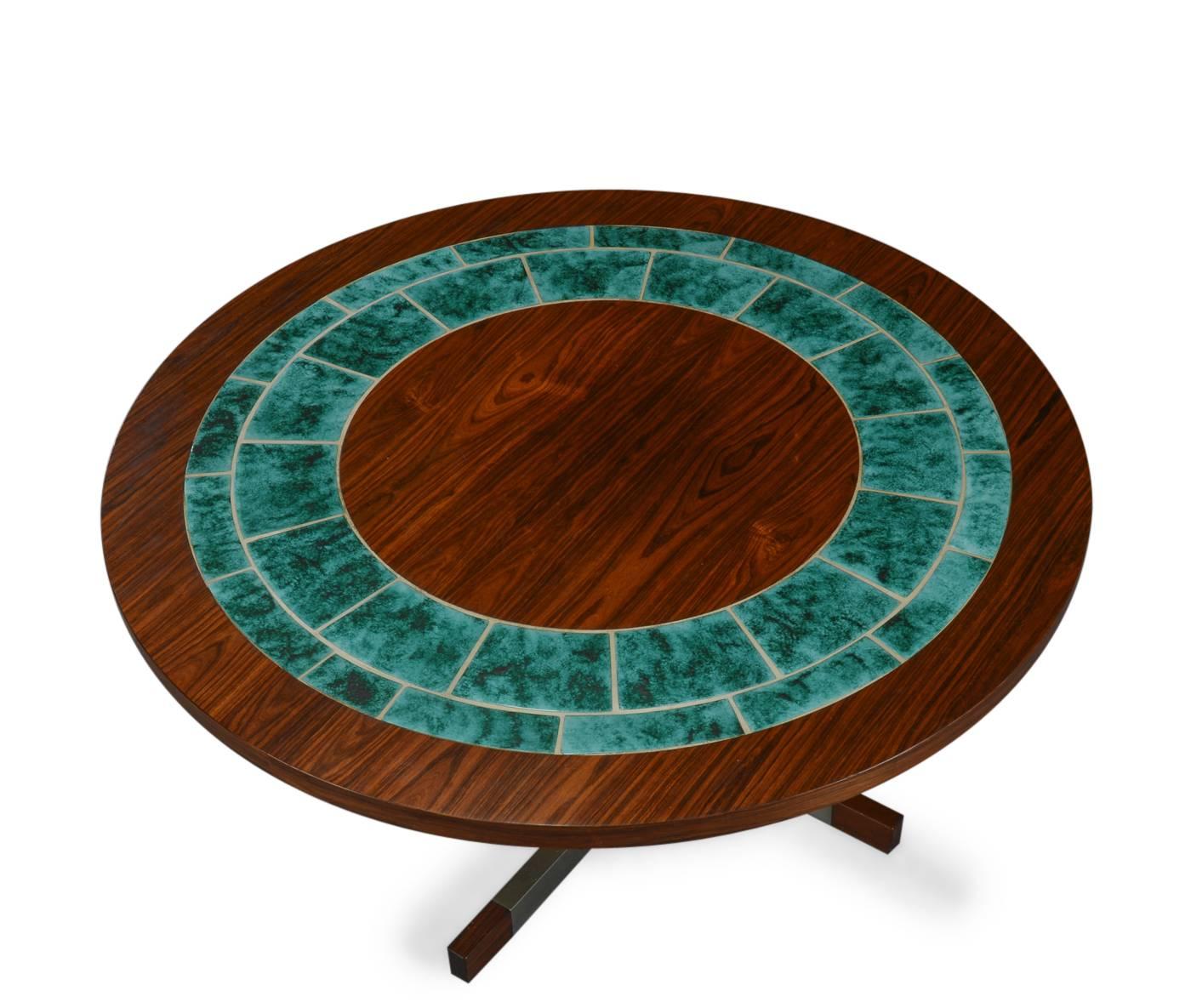Round coffee table of rosewood with green tiles, 1960s. Danish furniture manufacturer. Foot with chrome-plated metal. 
Measure: Ø 110 cm, H 50 cm.
Normal wear.

 