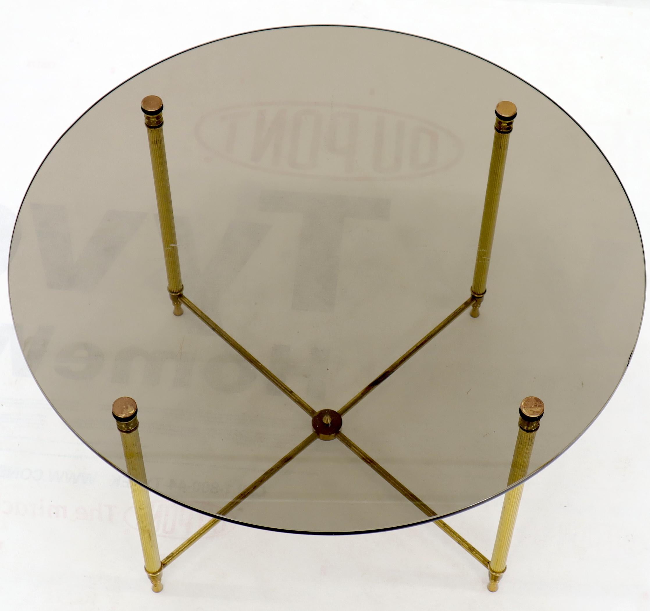 20ième siècle Table basse gigogne circulaire ronde en verre fumé avec pieds en laiton en vente