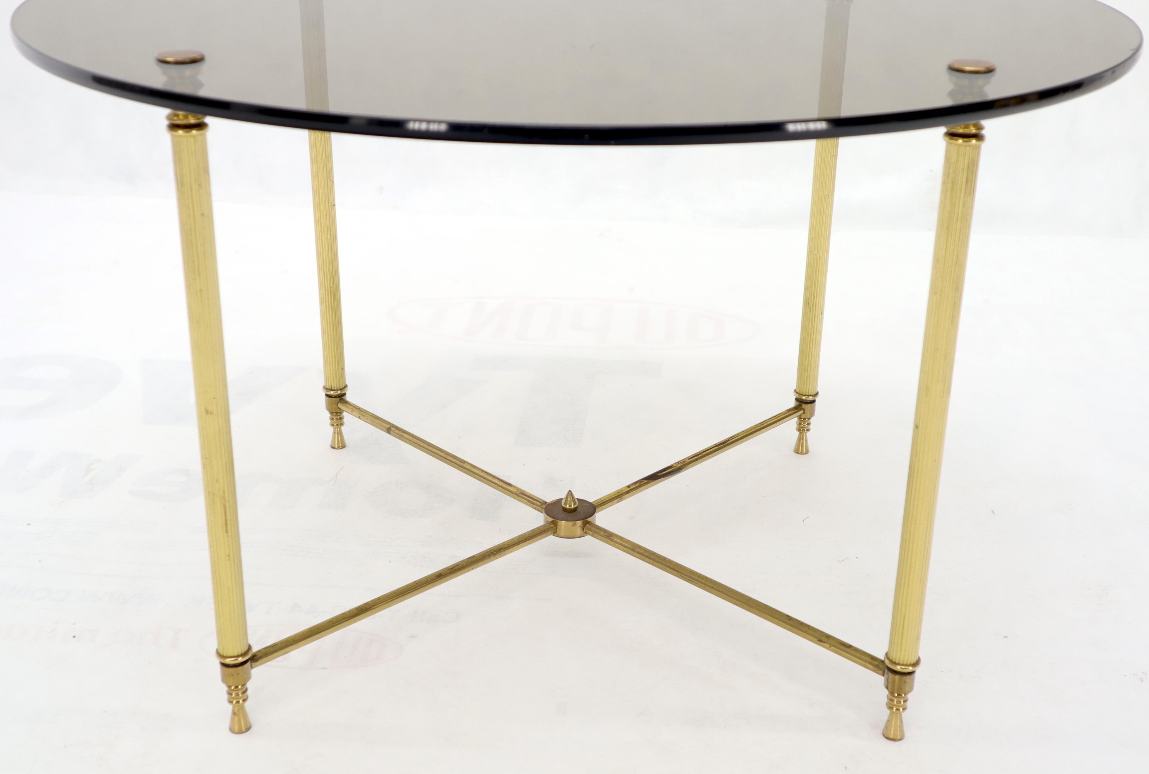 Laiton Table basse gigogne circulaire ronde en verre fumé avec pieds en laiton en vente