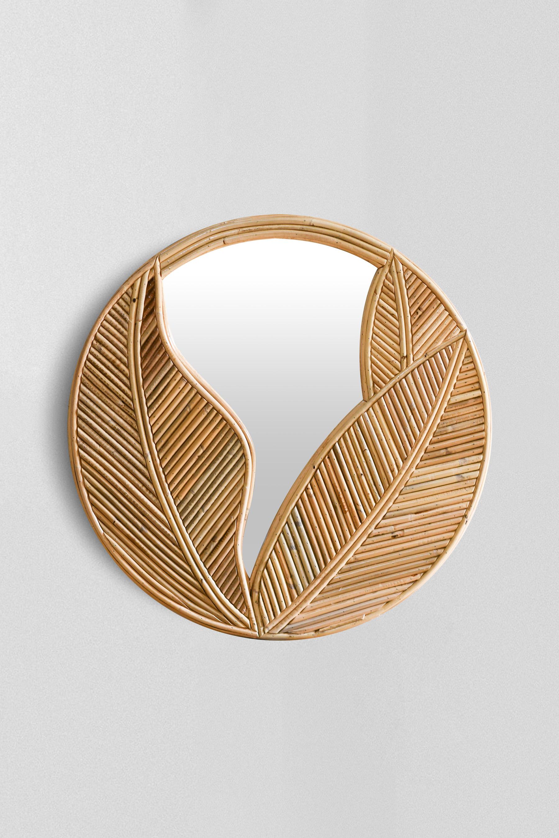 Circular rush mirror with leaves.
Dimensions: 56 L x 56 H x 2 D cm
Production: Vivai del Sud, Italy, 1970