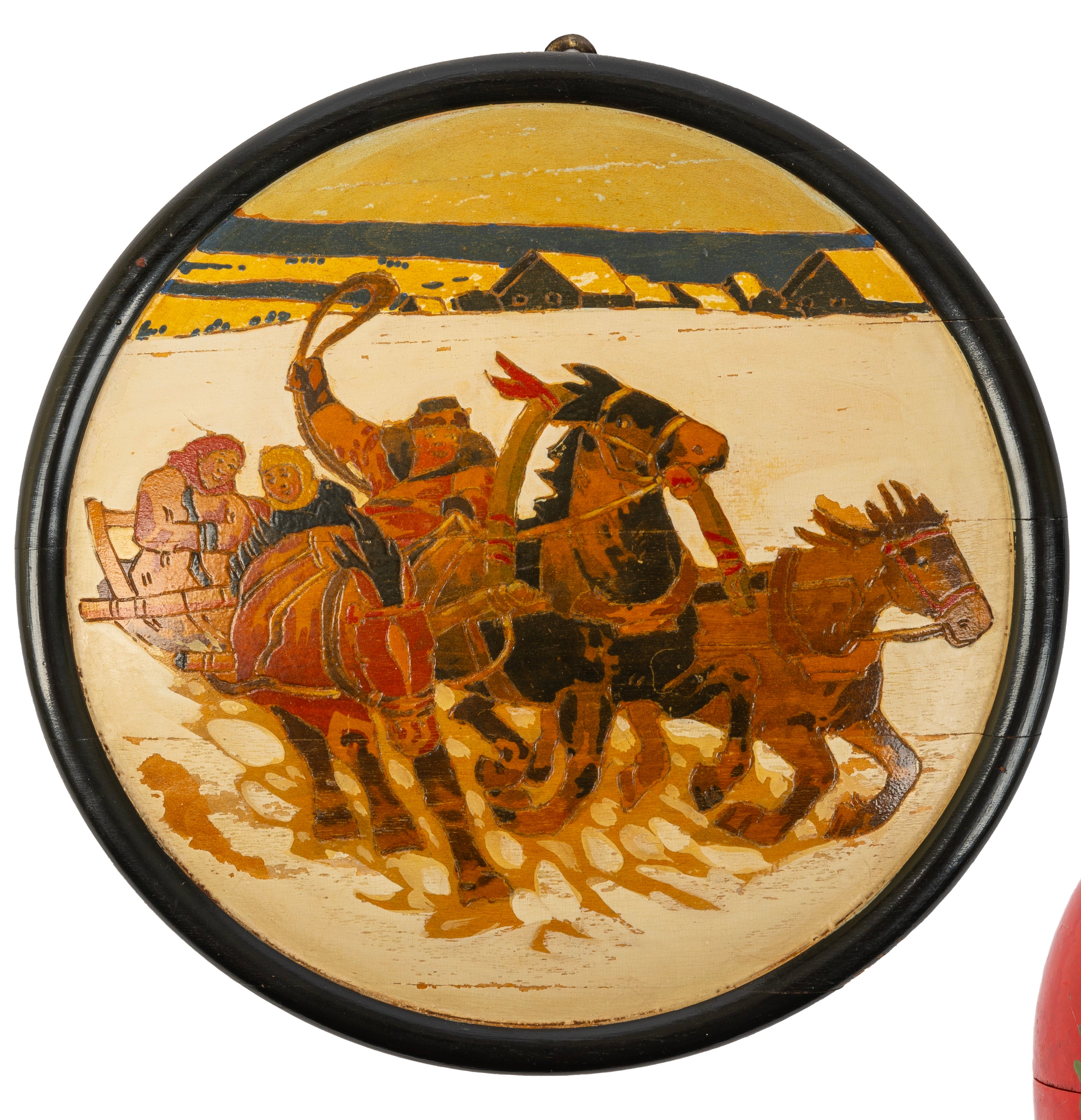 Es zeigt eine Troika, die einen traditionellen russischen Schlitten durch eine Winterlandschaft zieht. Die drei schnaufenden Pferde werden von einem rotbärtigen Kutscher, der eine Schapka trägt, angetrieben, während sich zwei in Schals gehüllte