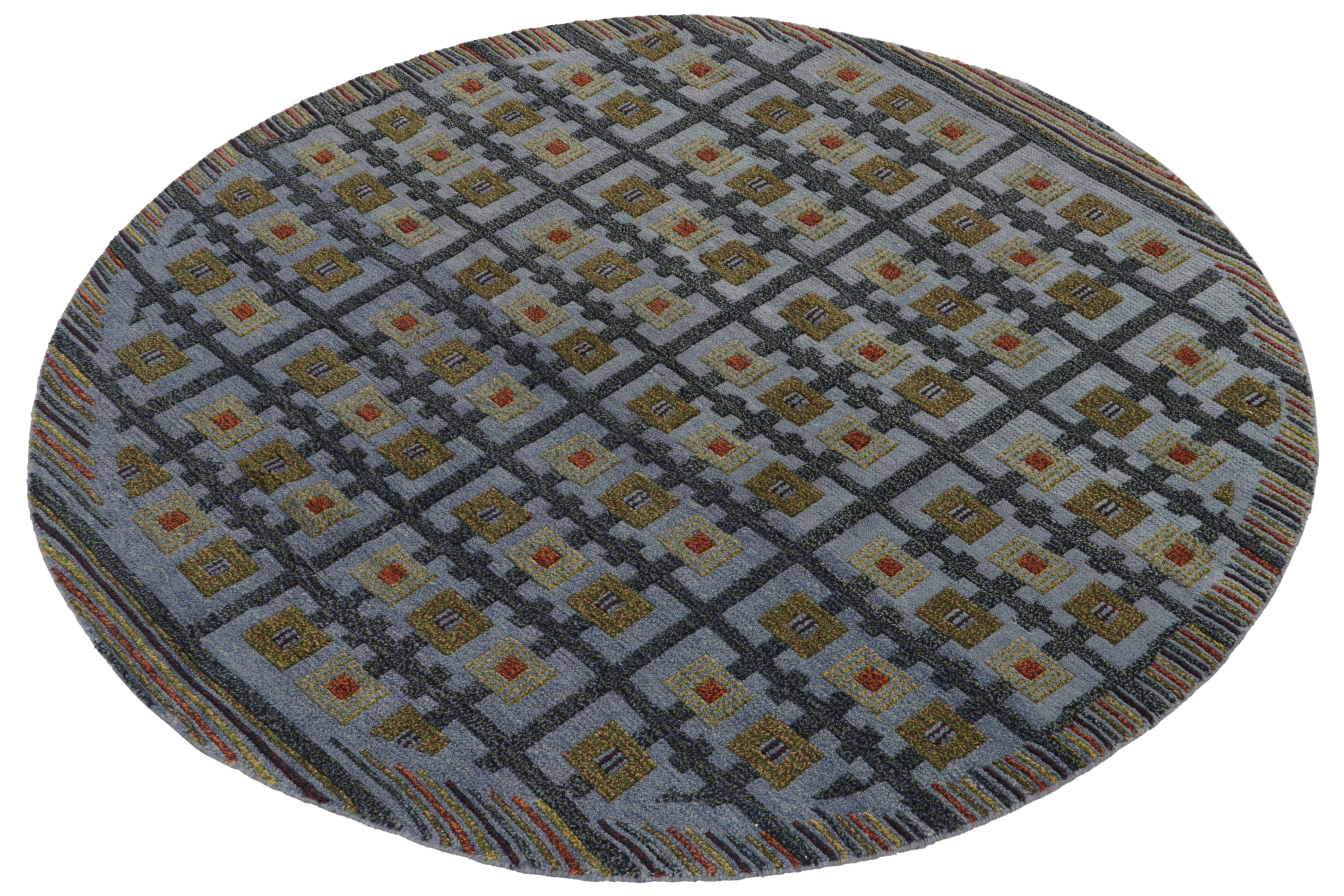 Ein eleganter kreisförmiger Teppich im Art-Déco-Stil aus der preisgekrönten skandinavischen Kilim-Kollektion von Rug & Kilim. Dieses besondere 8'-Stück ist ein Beispiel für die strukturelle Sensibilität der Linie, da es das geometrische Muster im