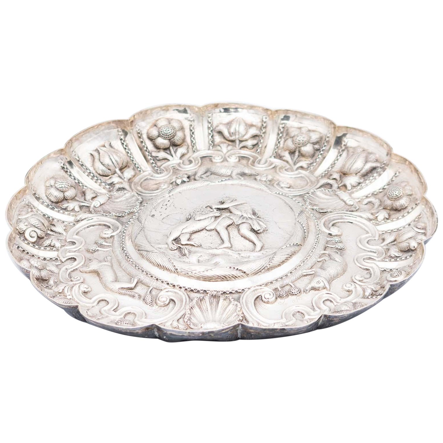 Circular shaped apparatus salver