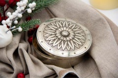Kreisförmige Silberdose mit einer erhabenen Sonnenblumenblüte, umgeben von einem Fries