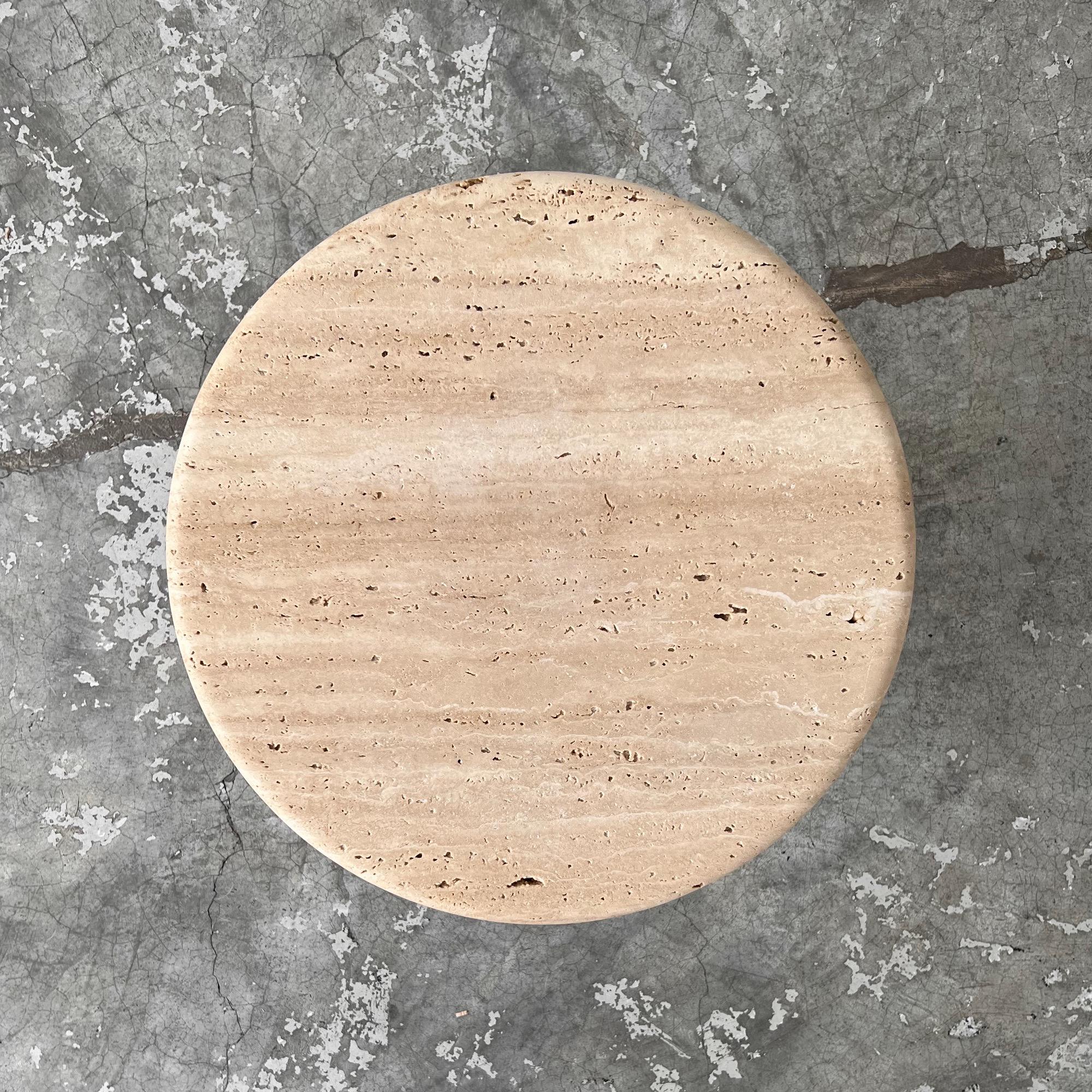 Circular side table in travertine In Excellent Condition In PARIS, FR