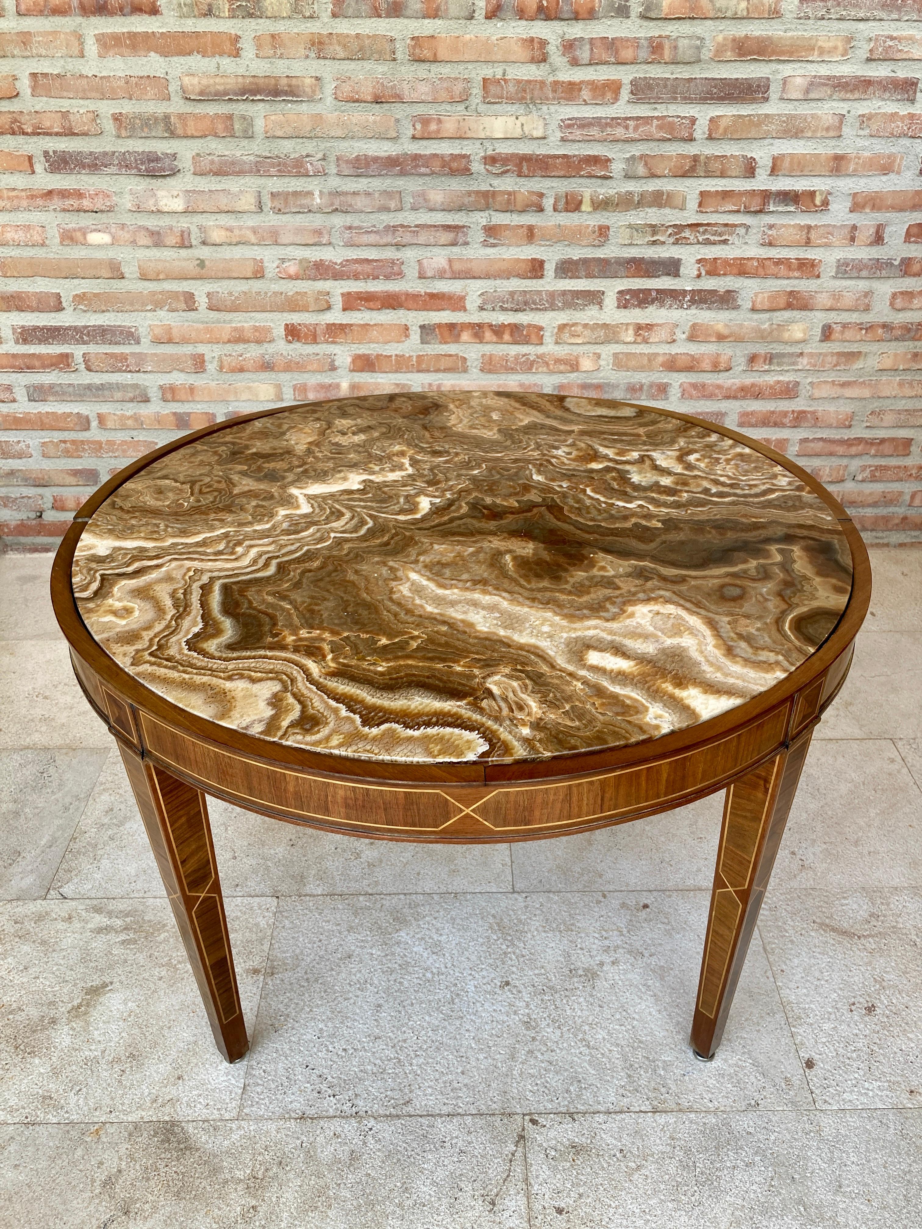 Circular side table. In wood with lemongrass marquetry fillets and agate lid.