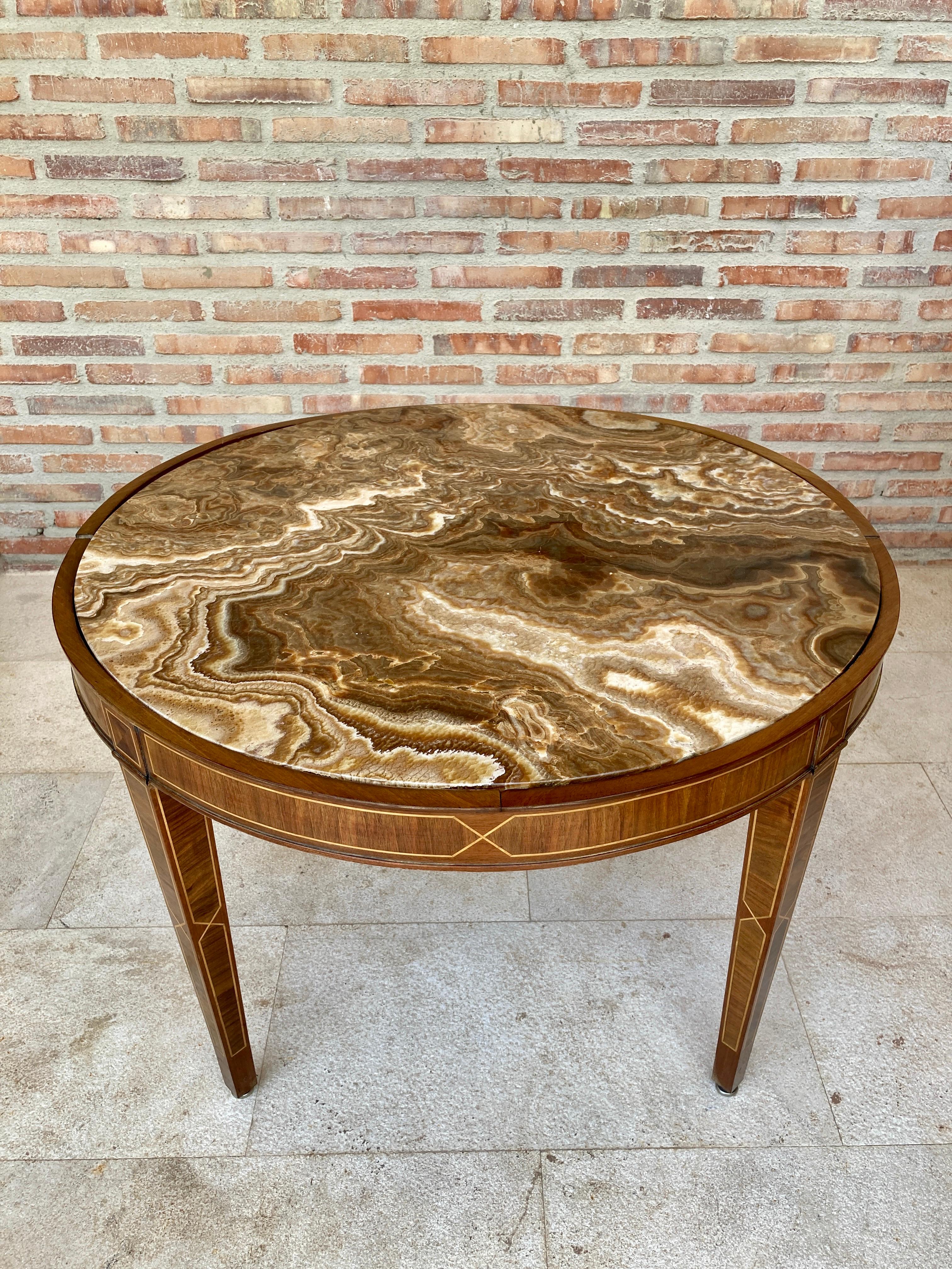 Table d'appoint circulaire. En bois avec filets en marqueterie de citronnelle et couvercle en agate.