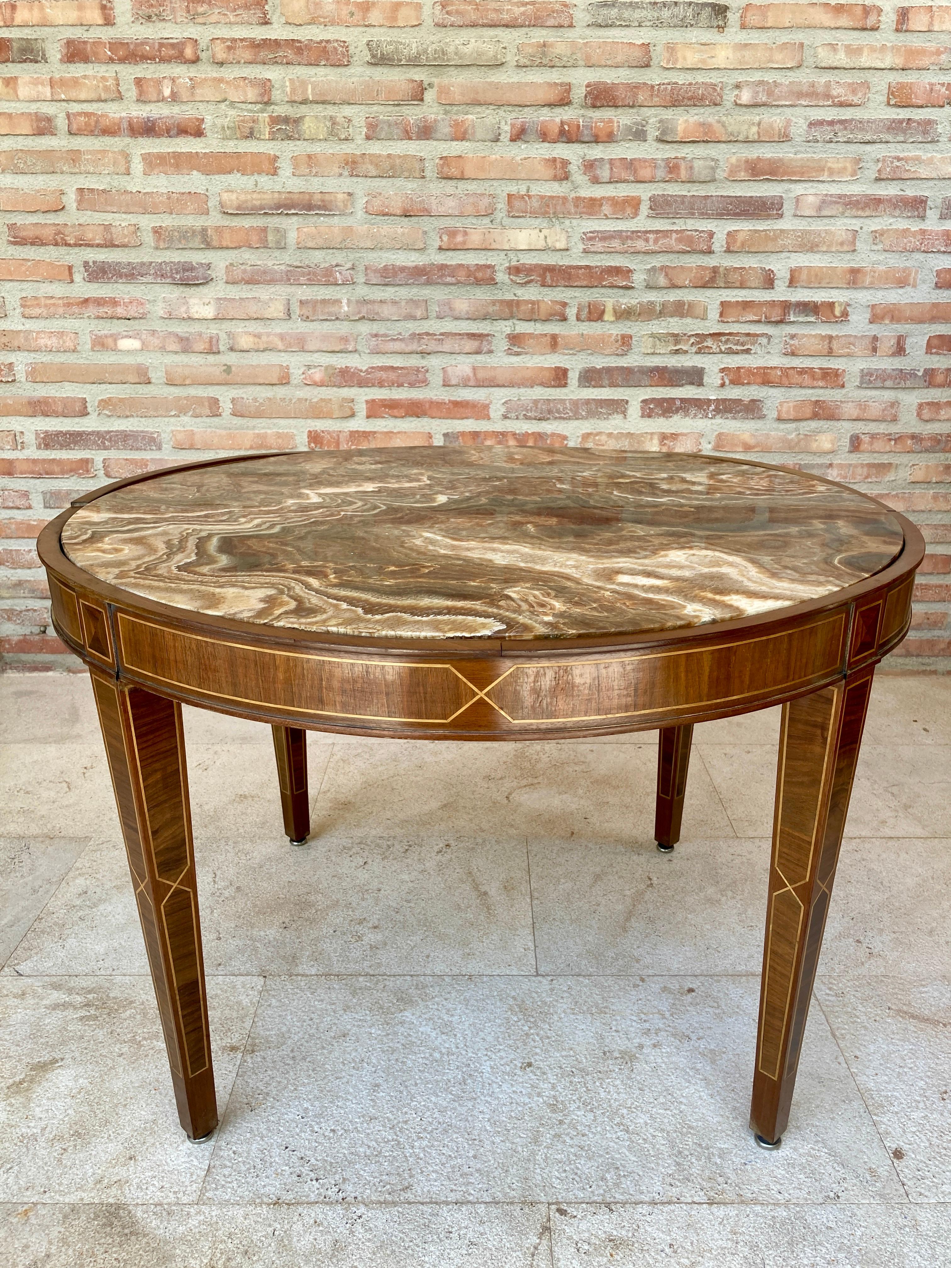 Table d'appoint circulaire en bois avec remplissages en marqueterie citron-grass Bon état - En vente à Miami, FL