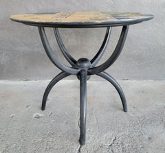 Tavolino circolare con decorazioni astratte e a mosaico