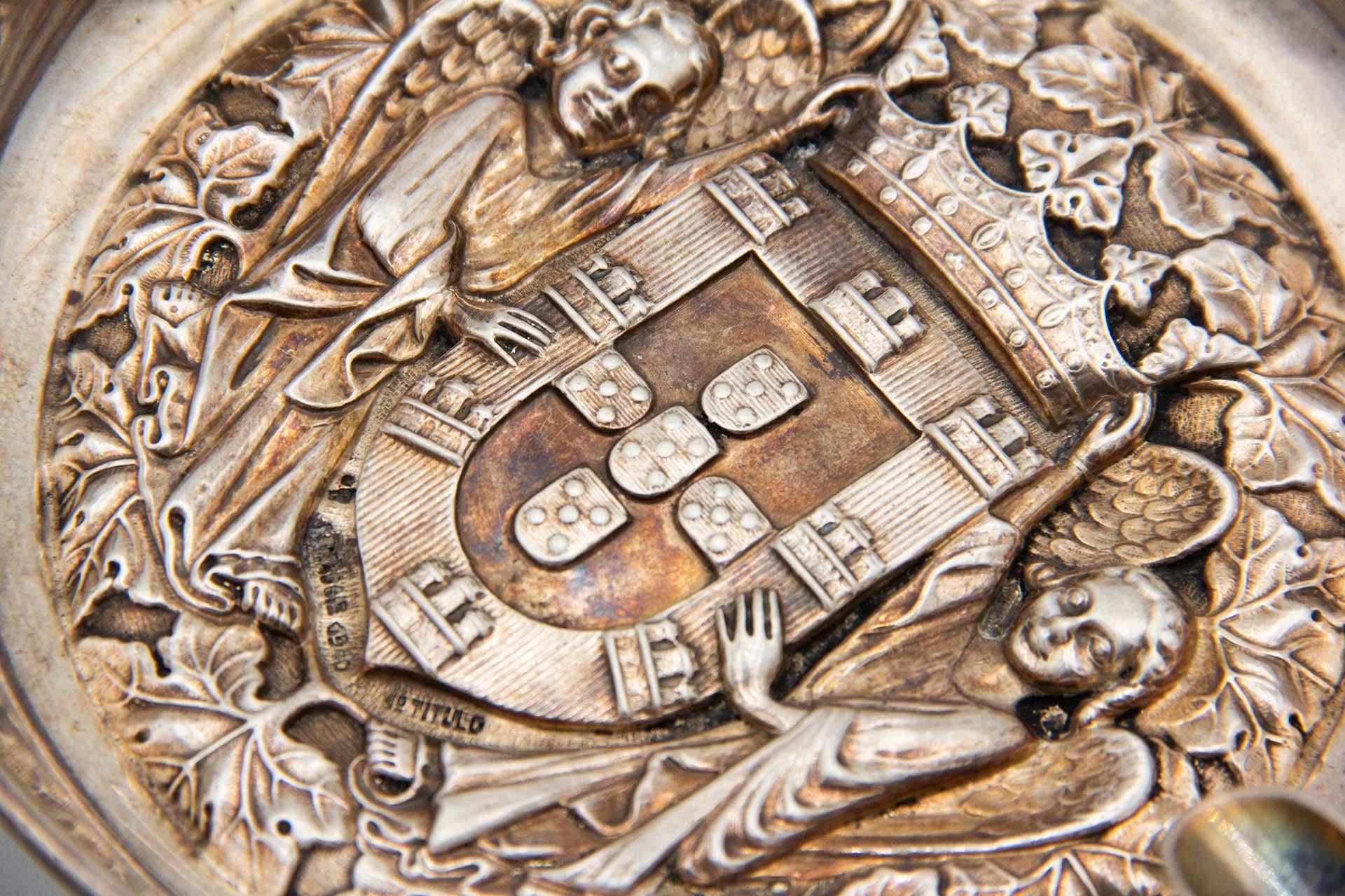 Européen Circular silver ashtray with two cigarette holders en vente