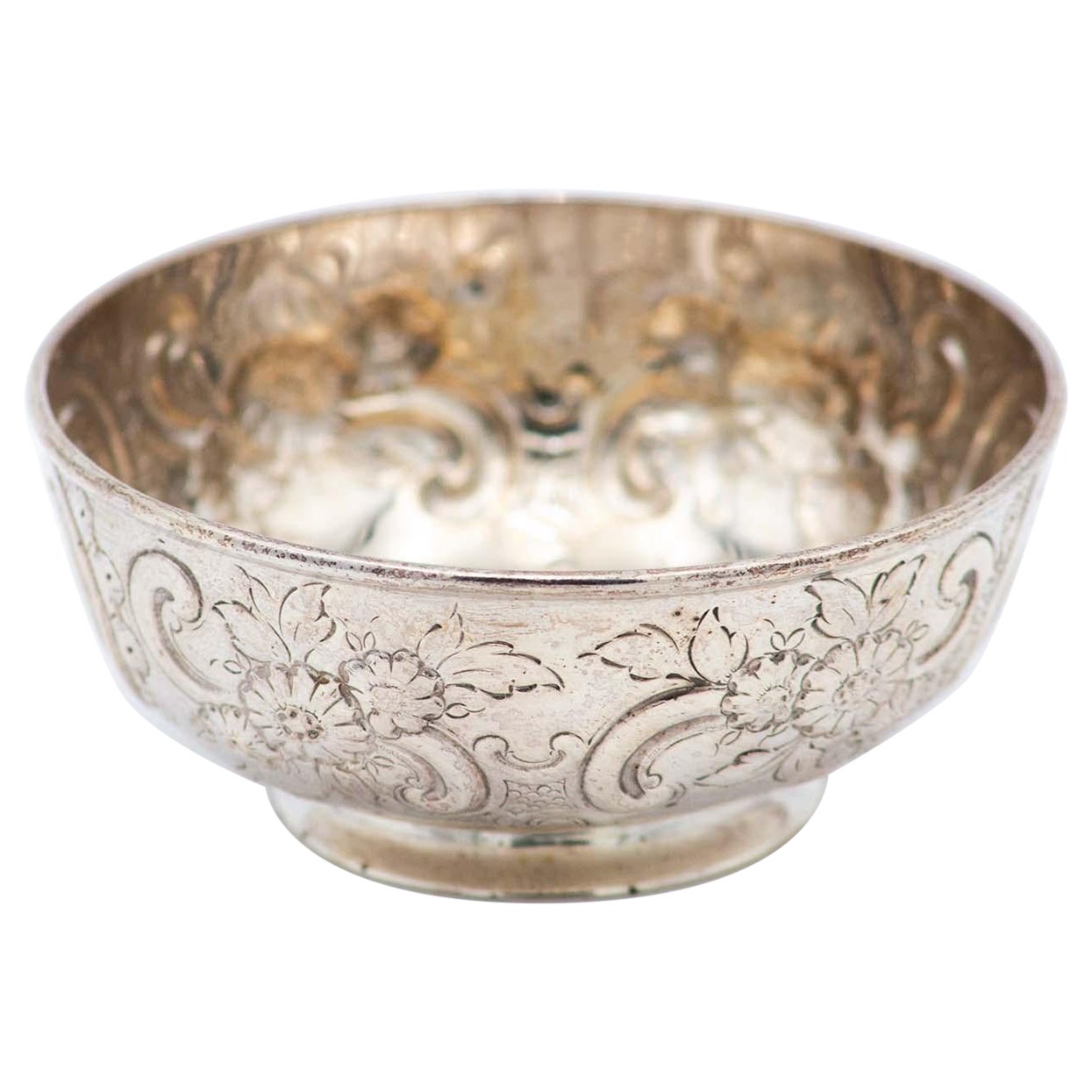 Circular silver bowl with floral motifs For Sale