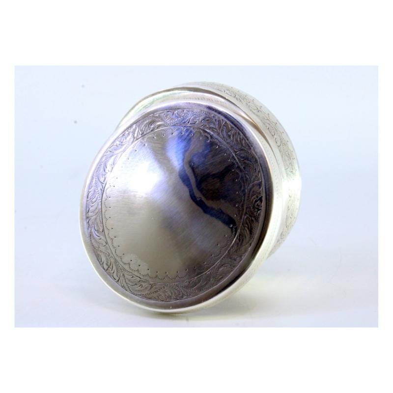 Description: Circular silver box for rosaries with engraved floral motifs. . Metal: Silver. Origin: European. Mark: Absent. Weight: 107.12 grams. Dimensions: 8cmx8cm. Content: 833/1000. Assay Mark: Absent. Additional information: Good condition.