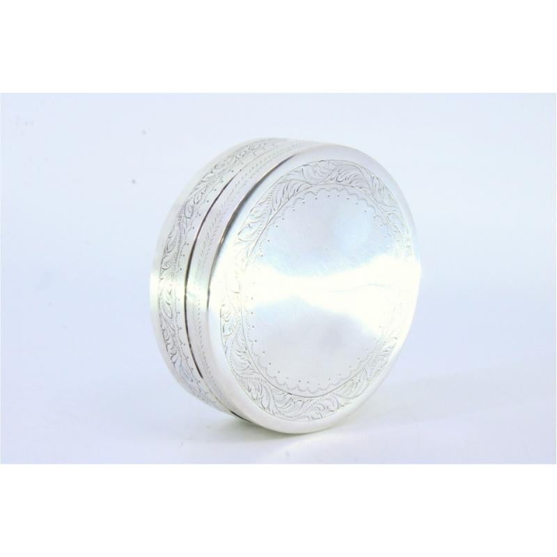 European Circular silver box for rosaries with engraved floral motifs For Sale