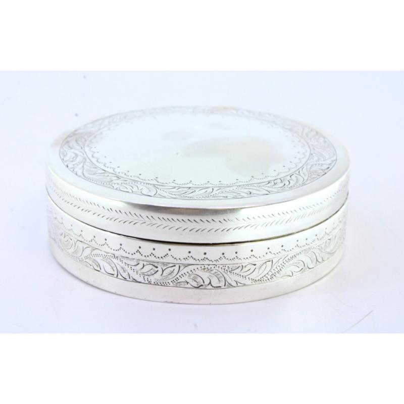 Circular silver box for rosaries with engraved floral motifs In Good Condition For Sale In Porto, PT