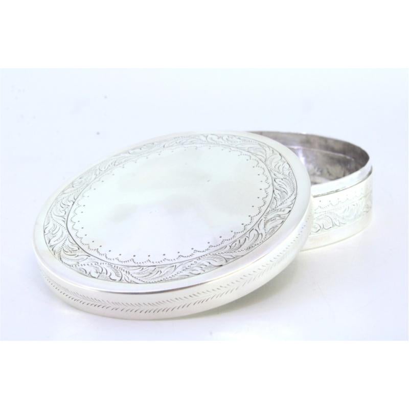 20th Century Circular silver box for rosaries with engraved floral motifs For Sale