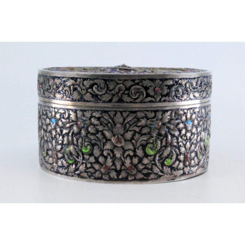 Description: Circular silver box with oriental-style enameled reliefs and a Buddhist temple. Metal: Silver. Origin: Asian. Brand: Unknown. Weight: 291.15 grams. Dimensions: 11.2x6.4cm. Content: 950/1000. Assay Mark: Absent. Additional information: