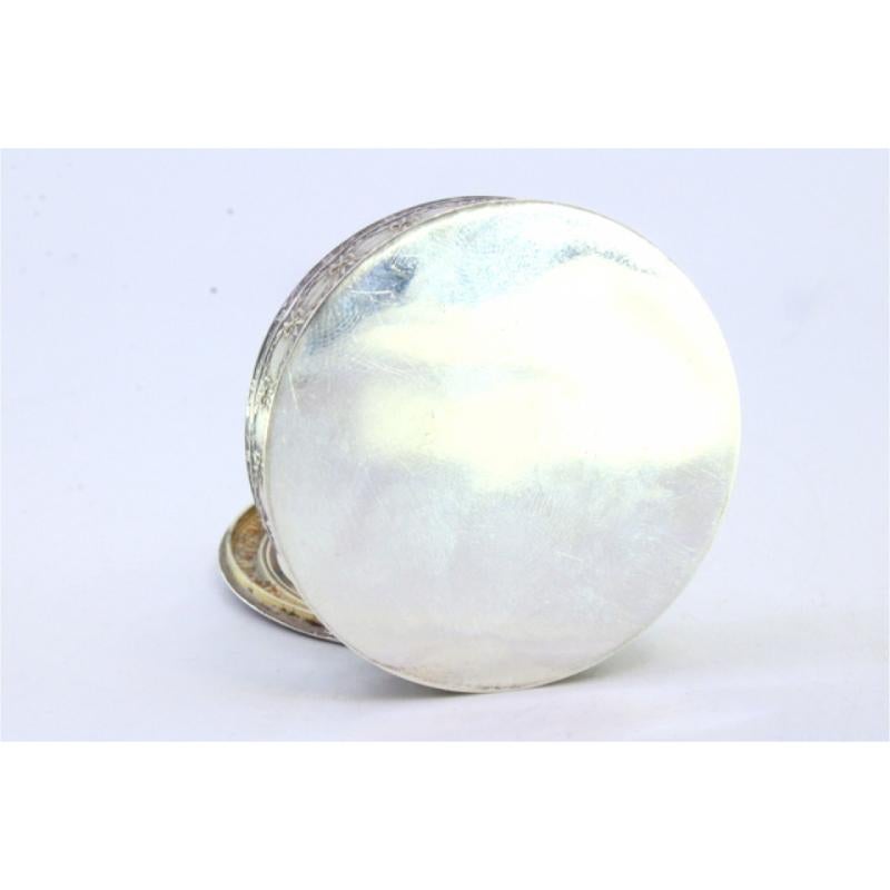 Circular silver box with floral reliefs and a hinged lid In Good Condition For Sale In Porto, PT
