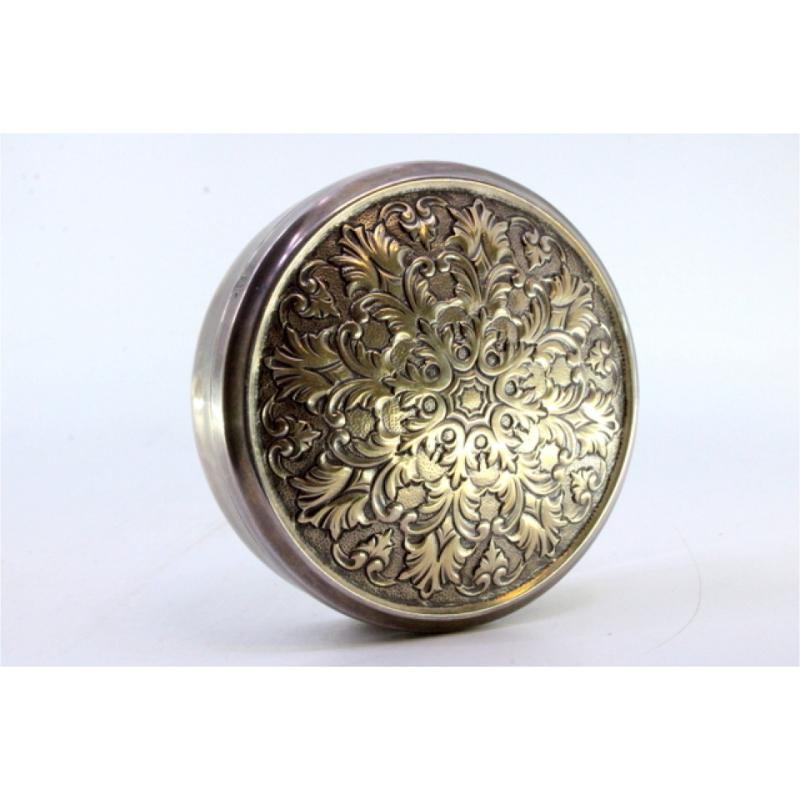 Circular silver box with floral reliefs on the removable lid In Good Condition For Sale In Porto, PT